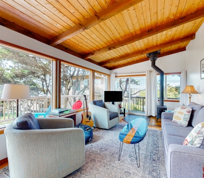 Oceanfront cottage with hot tub beach access fireplace and WiFi Dog friendly