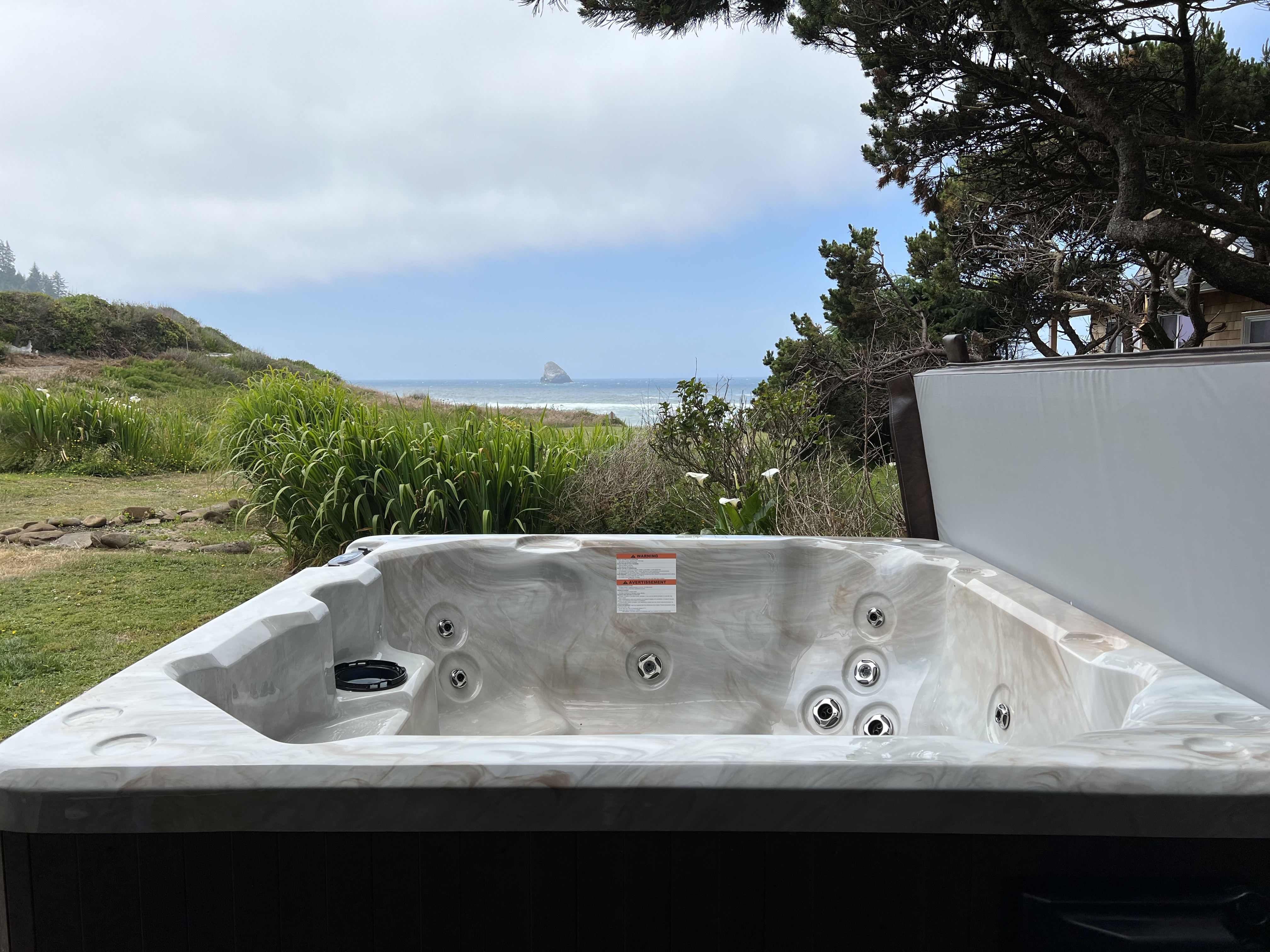 Oceanfront cottage with hot tub beach access fireplace and WiFi Dog friendly