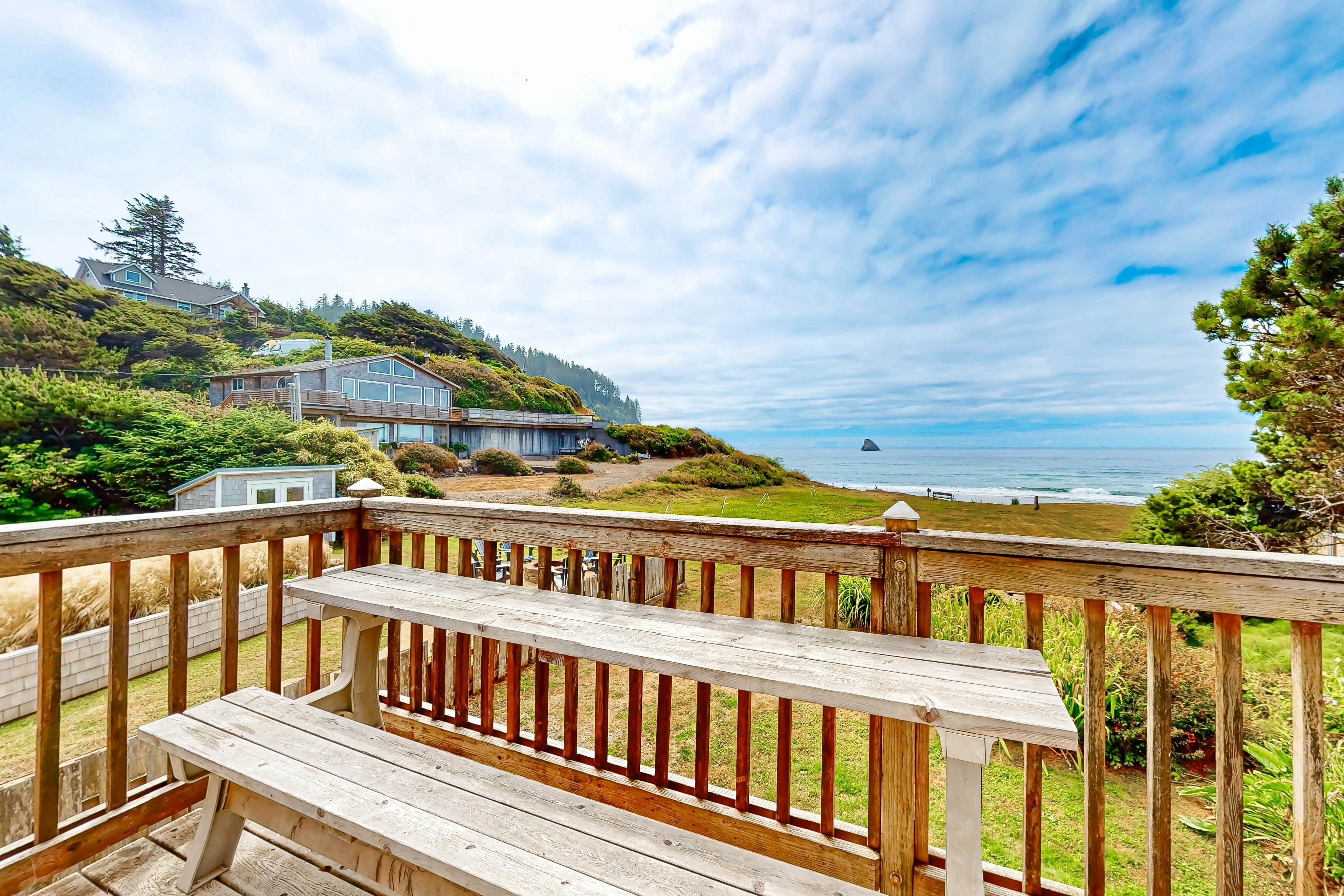 Oceanfront cottage with hot tub, beach access, fireplace & WiFi - Dog-friendly