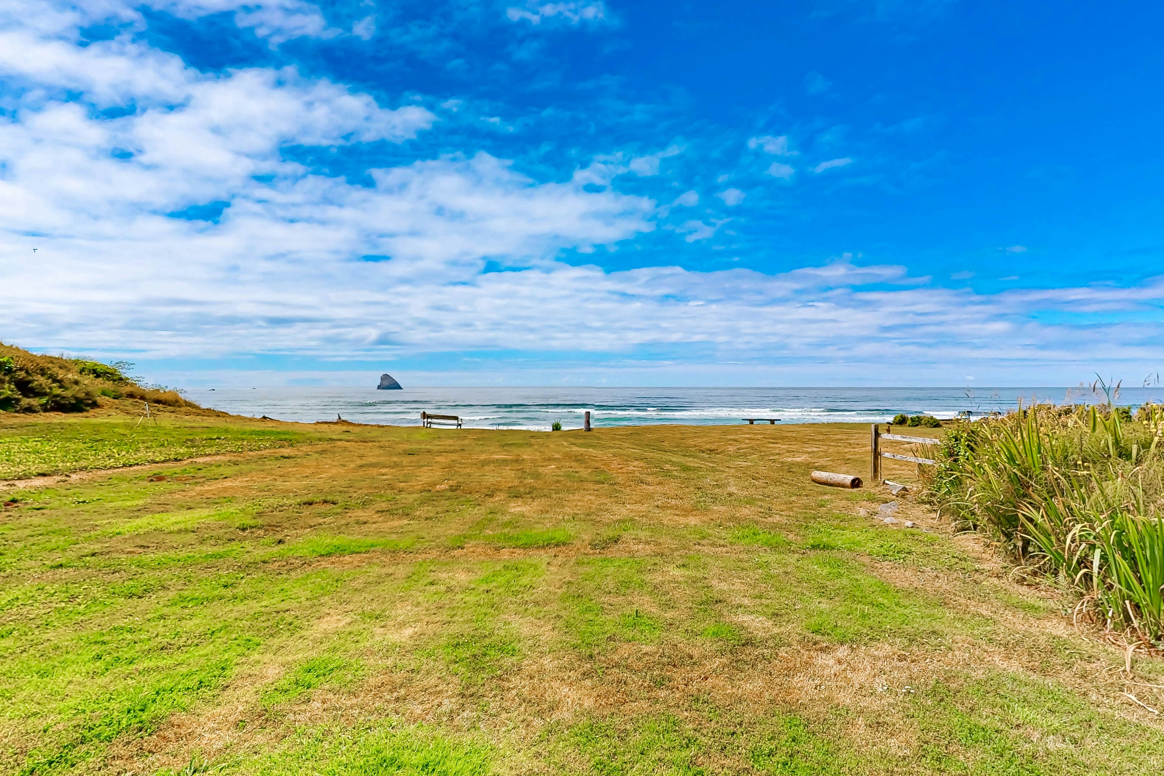 Oceanfront cottage with hot tub, beach access, fireplace & WiFi - Dog-friendly