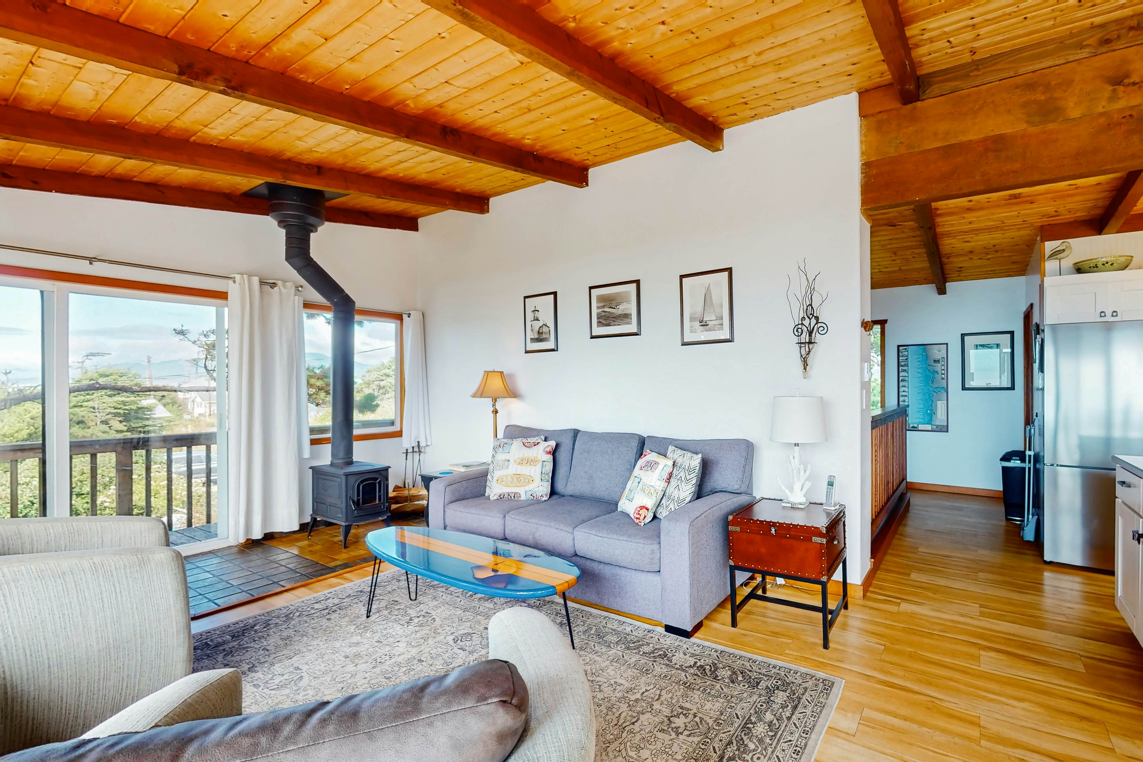 Oceanfront cottage with hot tub, beach access, fireplace & WiFi - Dog-friendly