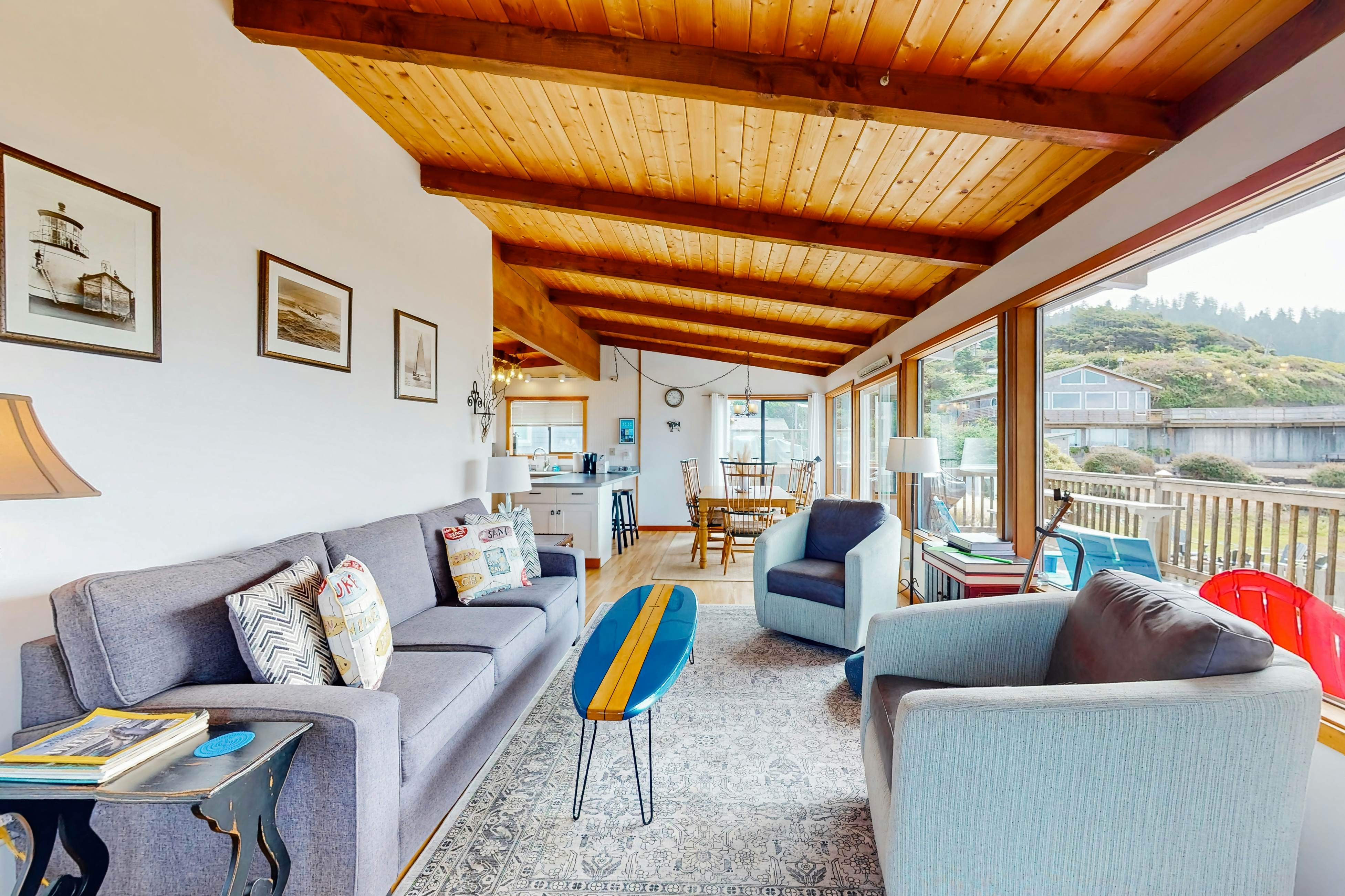 Oceanfront cottage with hot tub, beach access, fireplace & WiFi - Dog-friendly