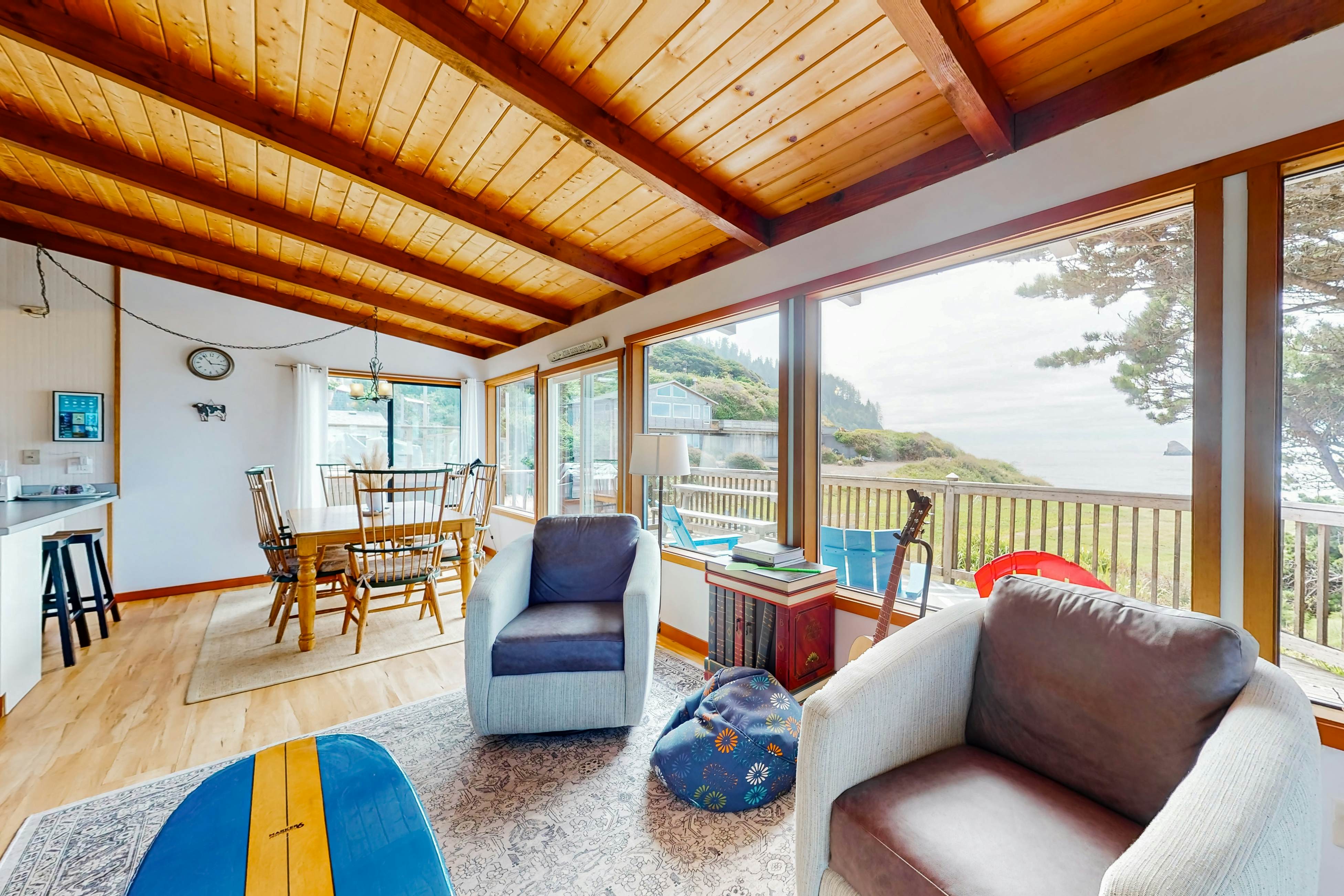 Oceanfront cottage with hot tub, beach access, fireplace & WiFi - Dog-friendly