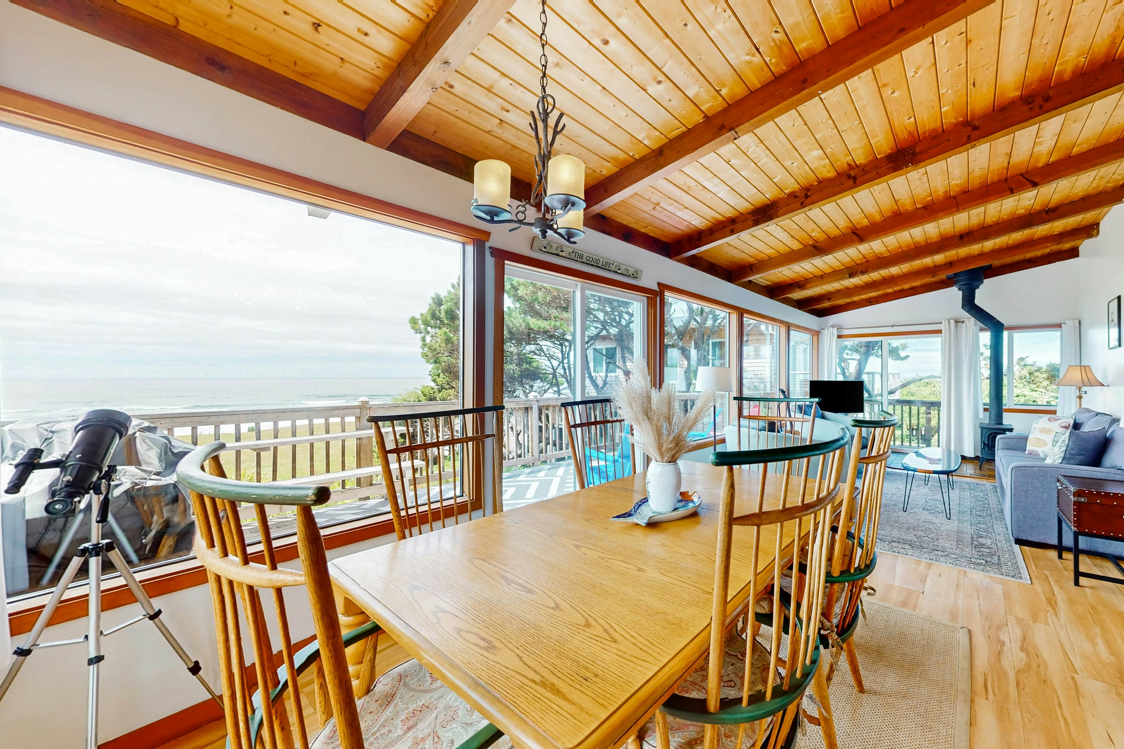 Oceanfront cottage with hot tub, beach access, fireplace & WiFi - Dog-friendly