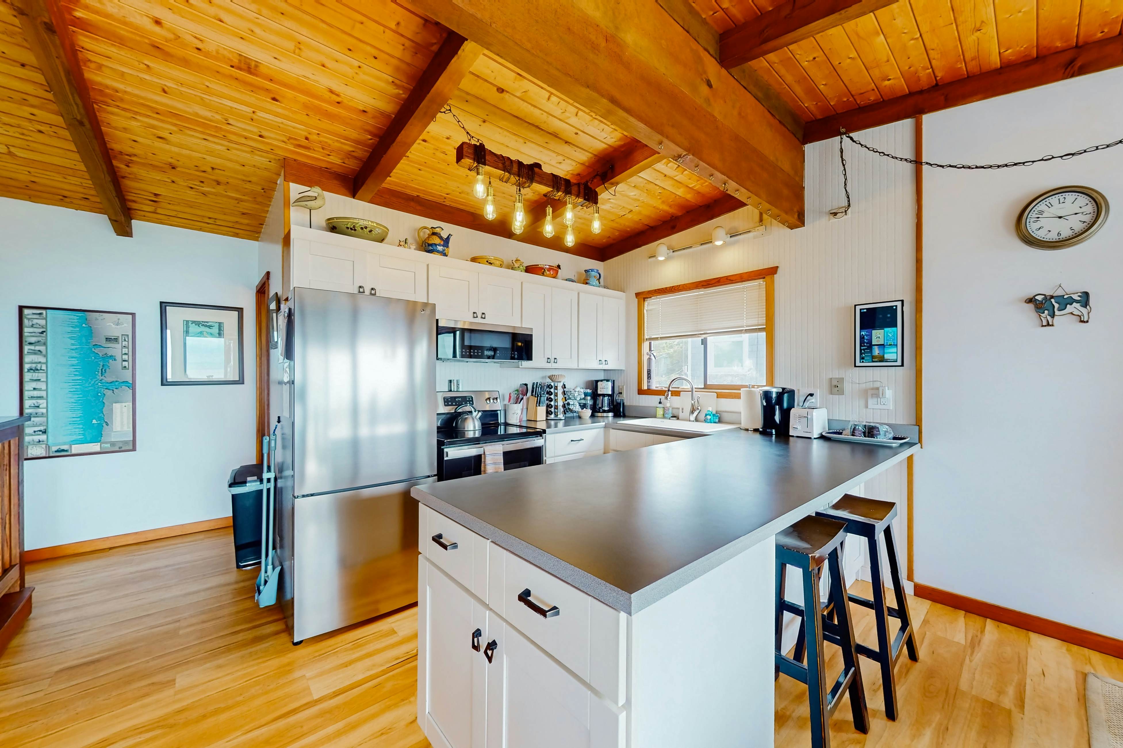 Oceanfront cottage with hot tub, beach access, fireplace & WiFi - Dog-friendly