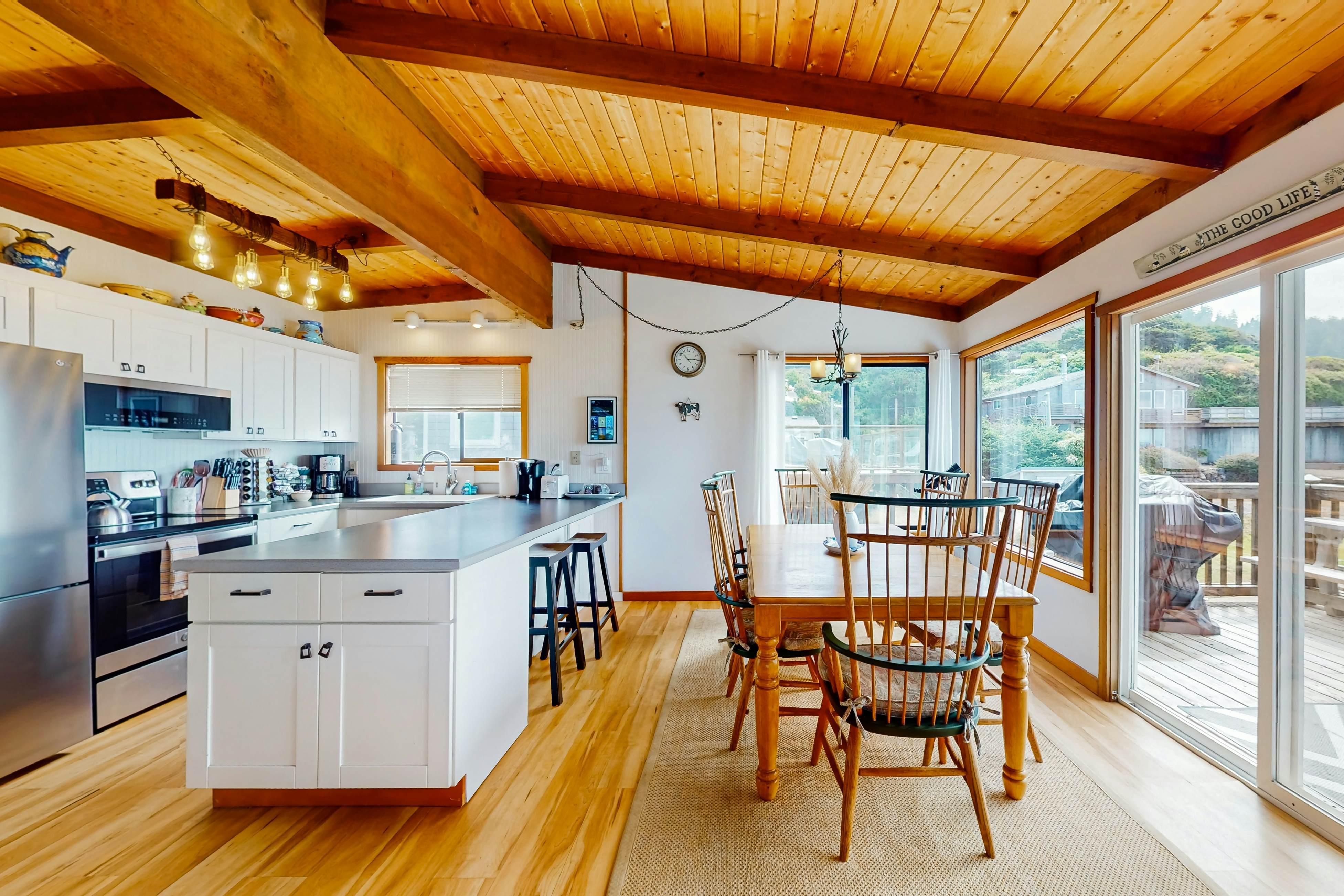 Oceanfront cottage with hot tub, beach access, fireplace & WiFi - Dog-friendly
