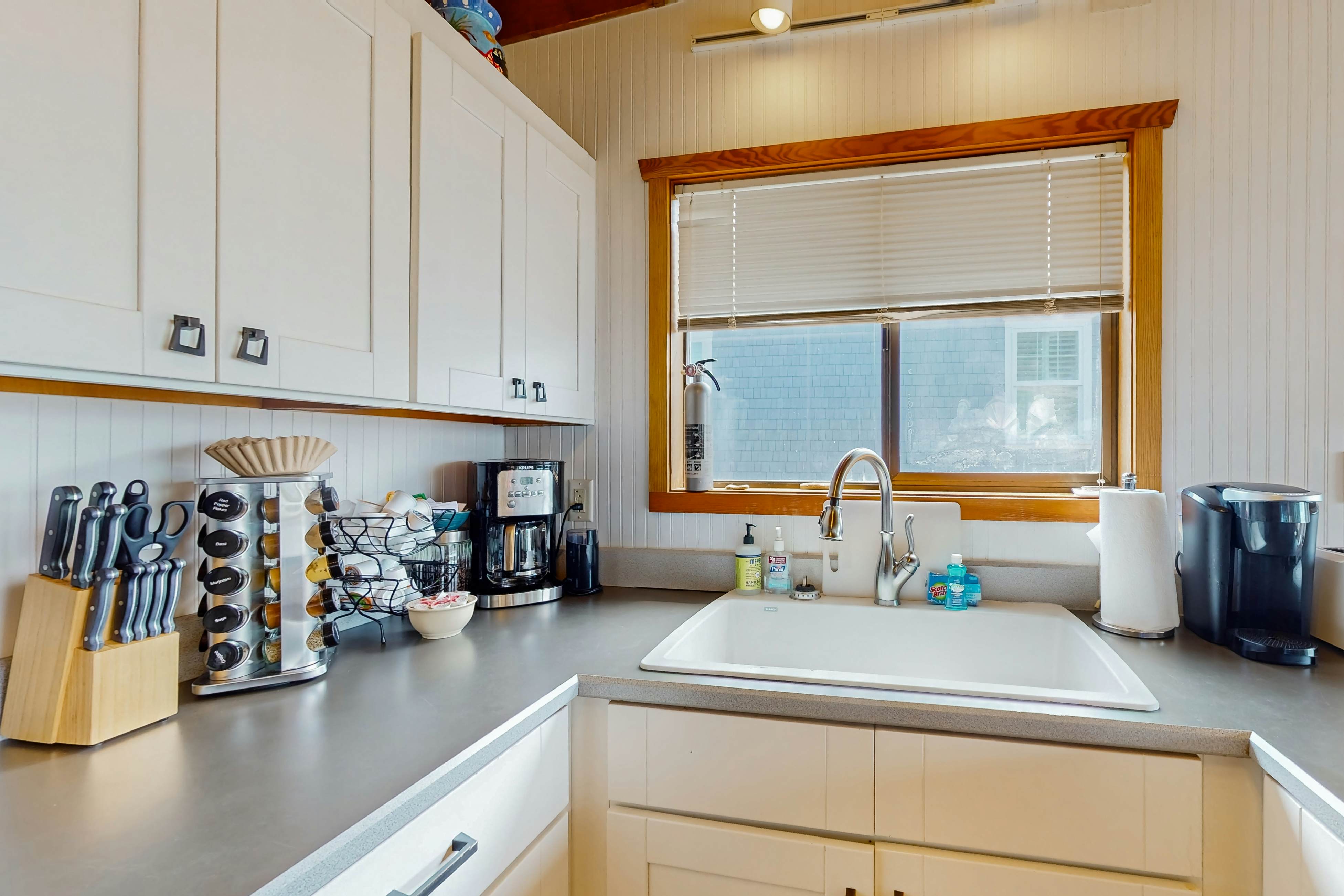 Oceanfront cottage with hot tub, beach access, fireplace & WiFi - Dog-friendly