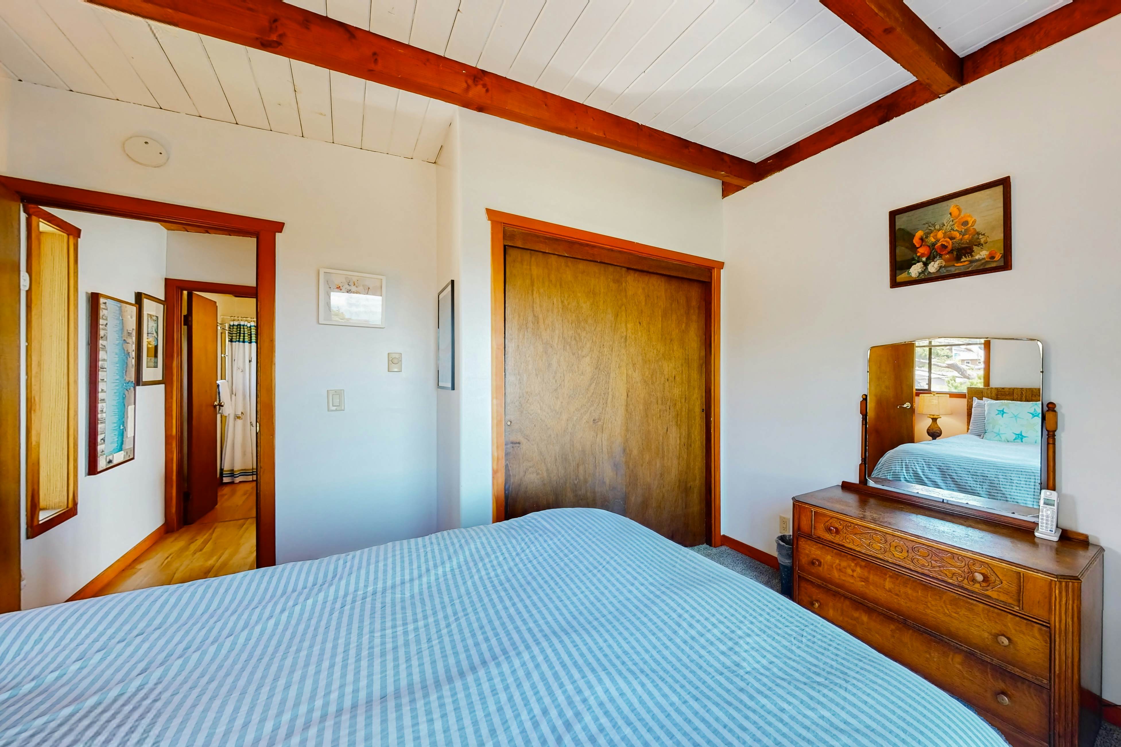 Oceanfront cottage with hot tub, beach access, fireplace & WiFi - Dog-friendly