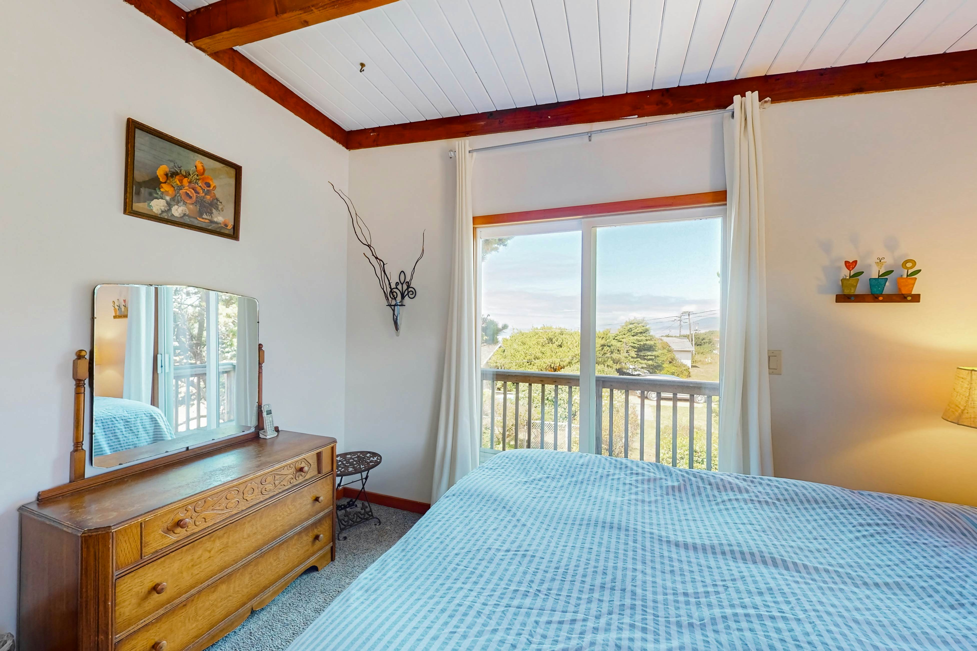 Oceanfront cottage with hot tub, beach access, fireplace & WiFi - Dog-friendly