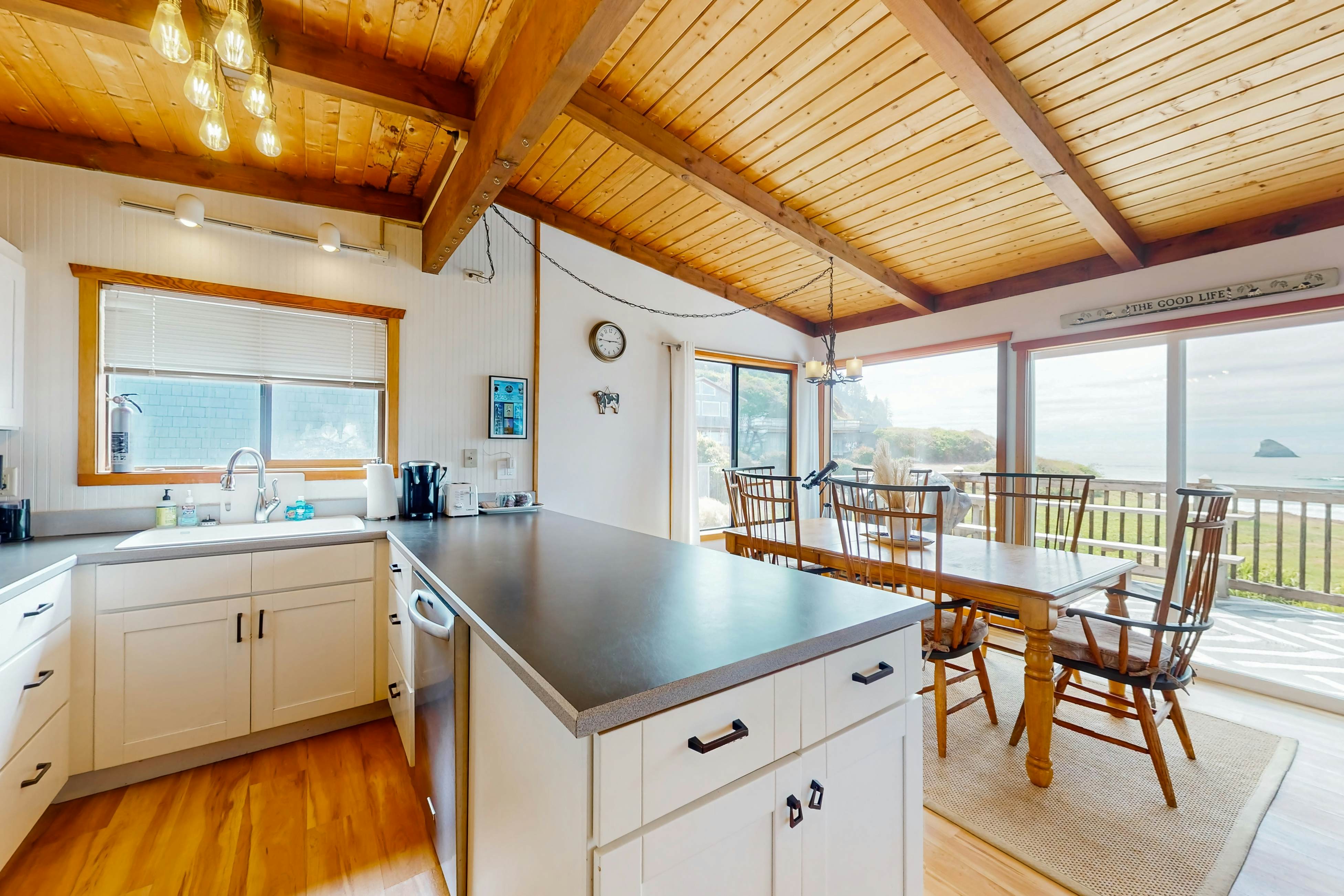 Oceanfront cottage with hot tub, beach access, fireplace & WiFi - Dog-friendly