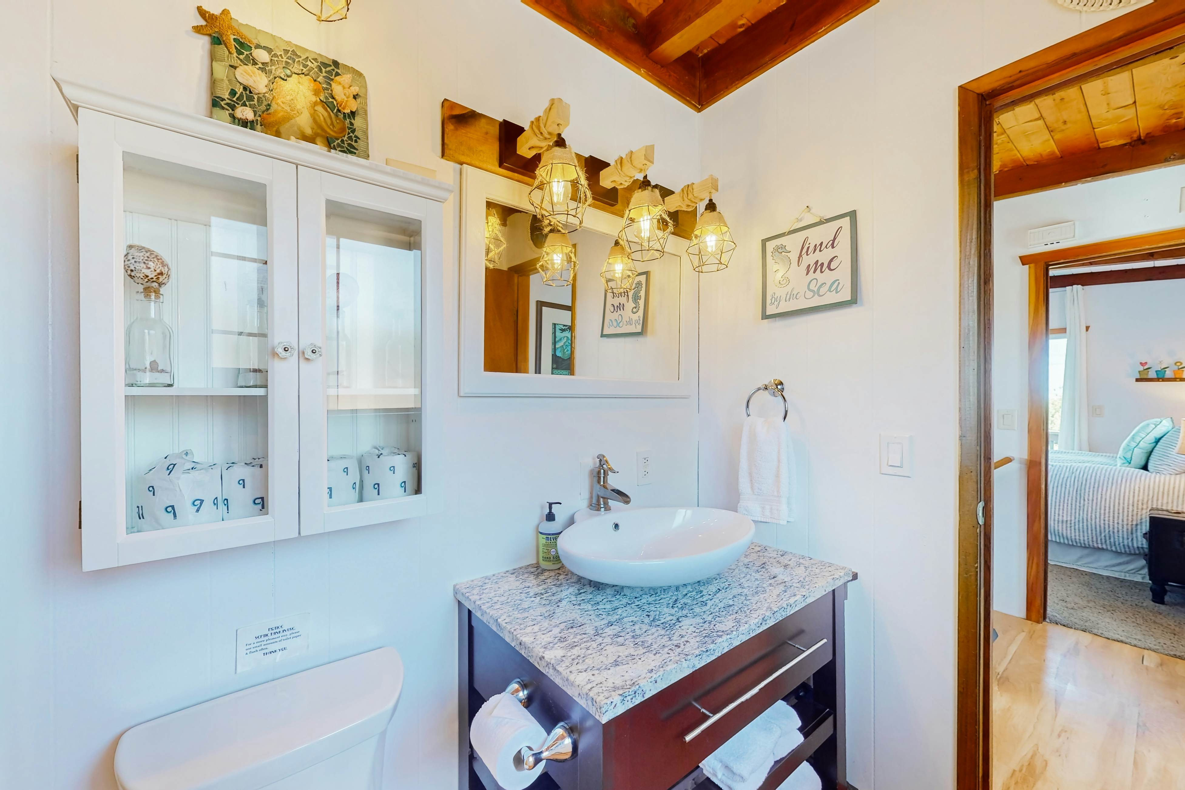 Oceanfront cottage with hot tub, beach access, fireplace & WiFi - Dog-friendly