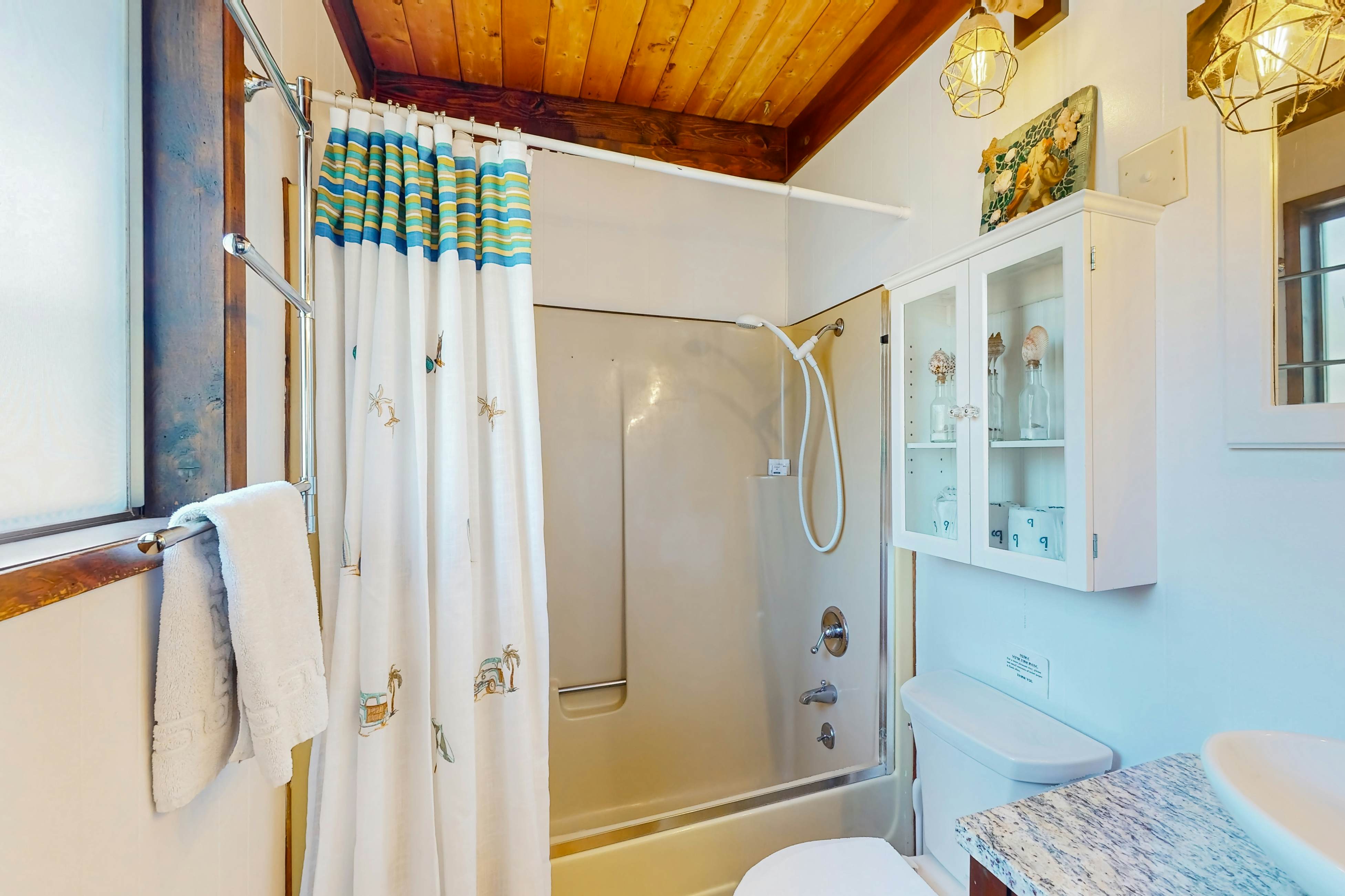 Oceanfront cottage with hot tub, beach access, fireplace & WiFi - Dog-friendly