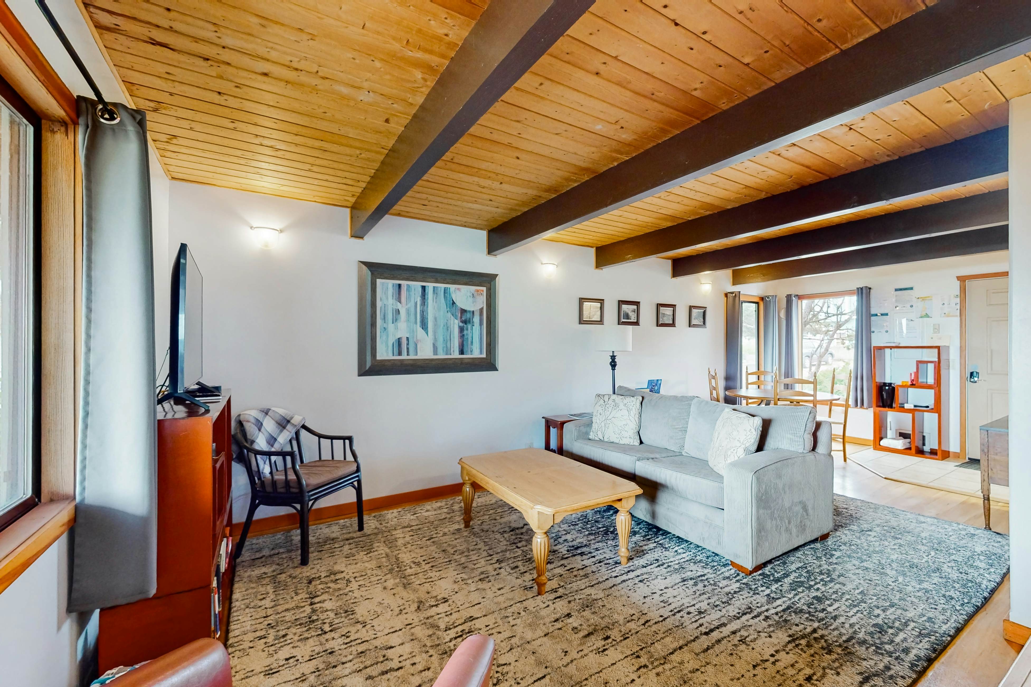 Oceanfront cottage with hot tub, beach access, fireplace & WiFi - Dog-friendly