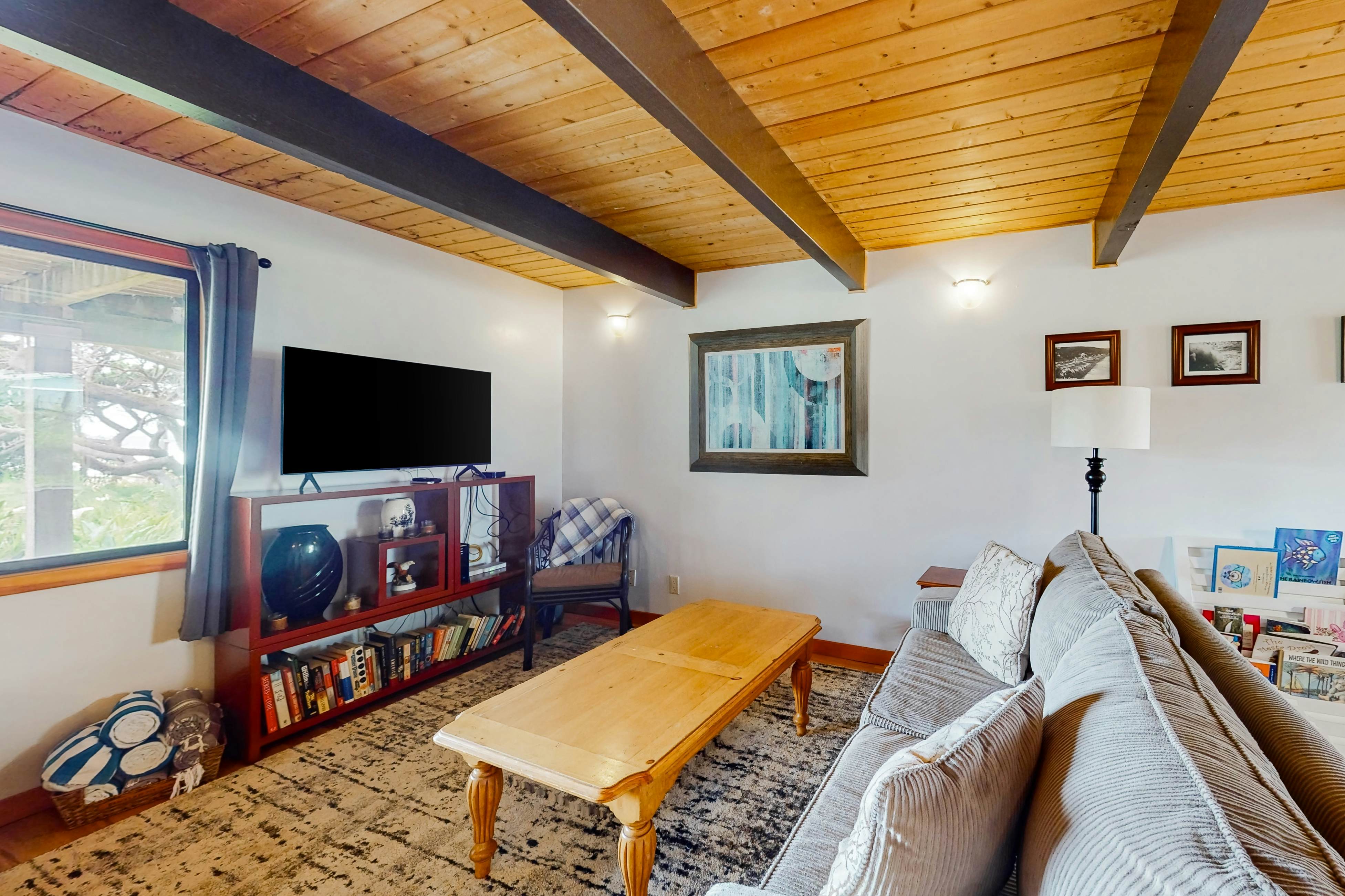 Oceanfront cottage with hot tub, beach access, fireplace & WiFi - Dog-friendly