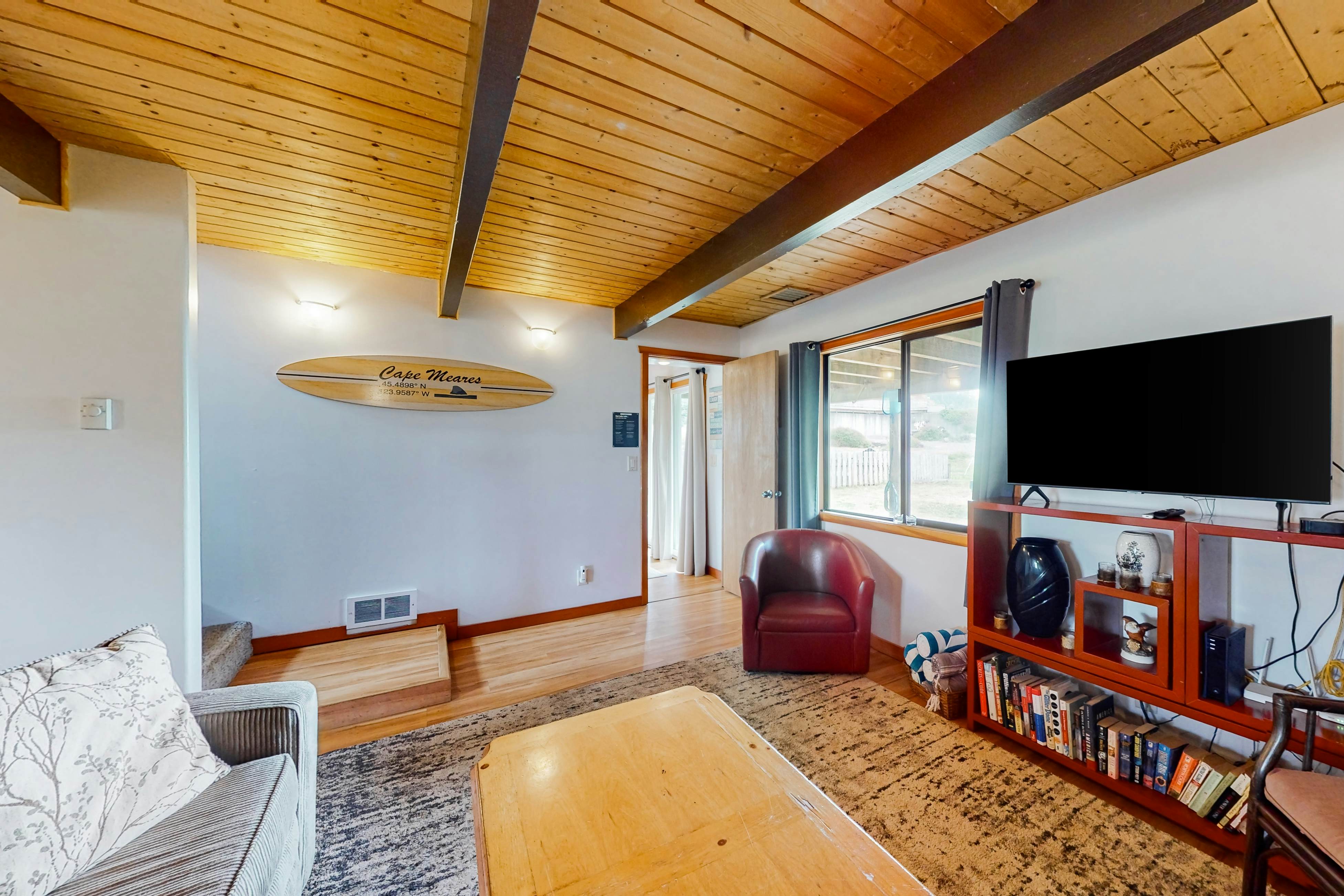 Oceanfront cottage with hot tub, beach access, fireplace & WiFi - Dog-friendly