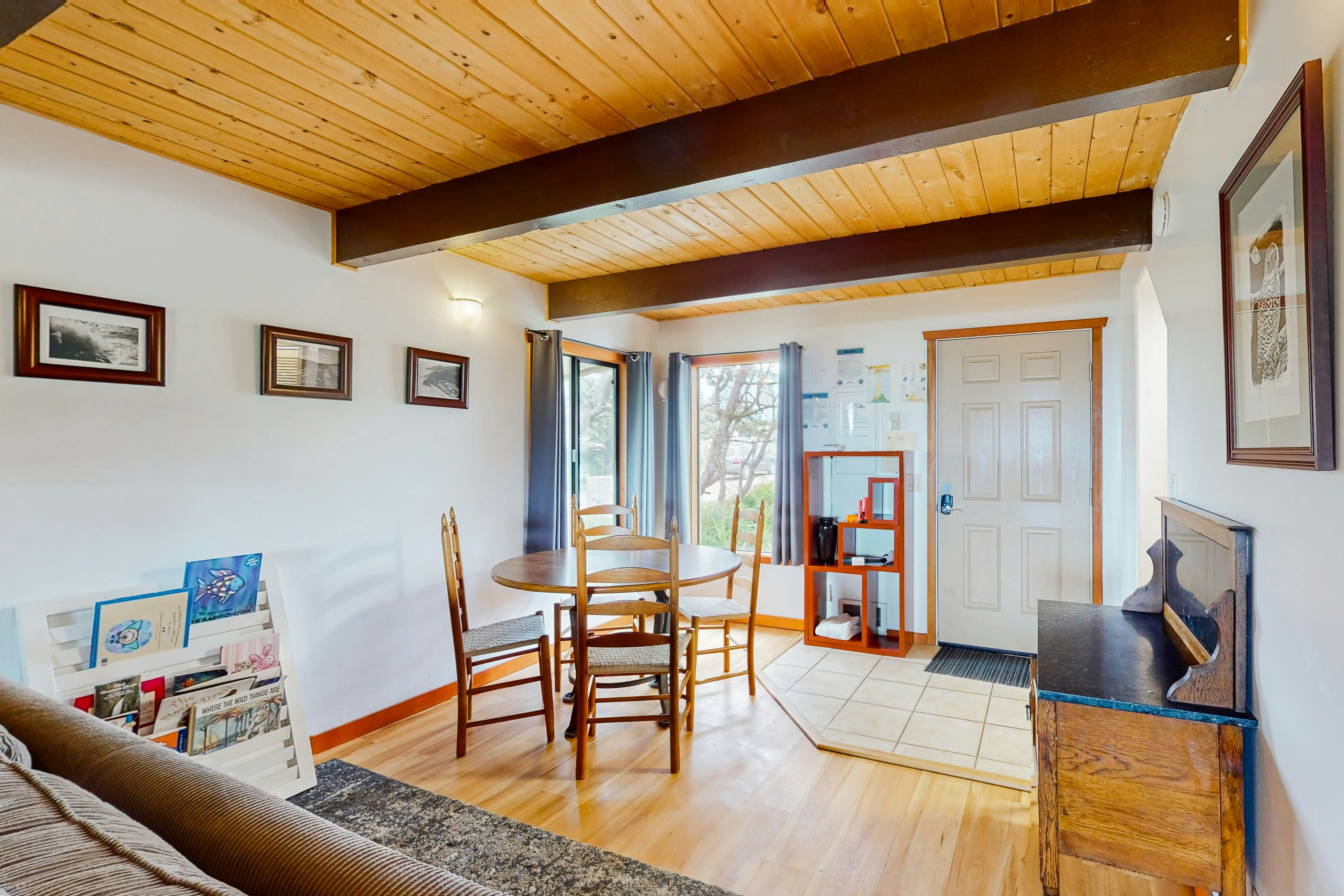 Oceanfront cottage with hot tub, beach access, fireplace & WiFi - Dog-friendly