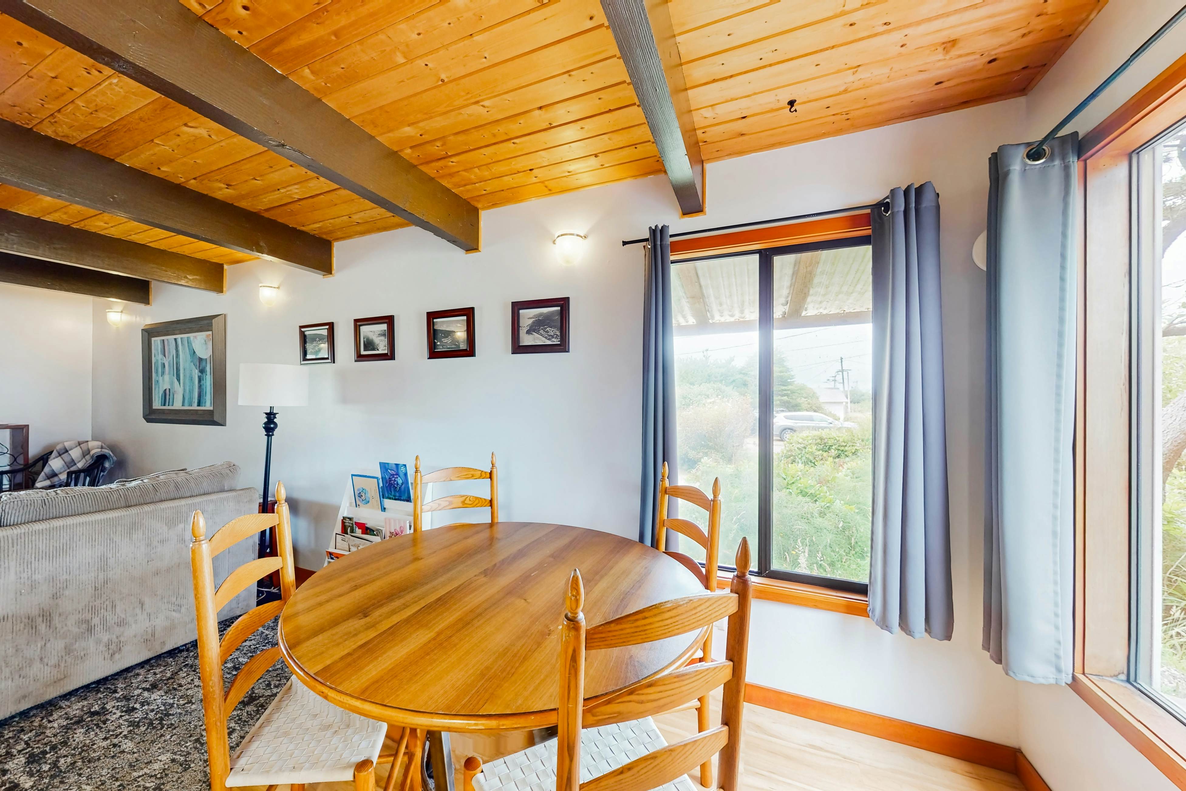 Oceanfront cottage with hot tub, beach access, fireplace & WiFi - Dog-friendly