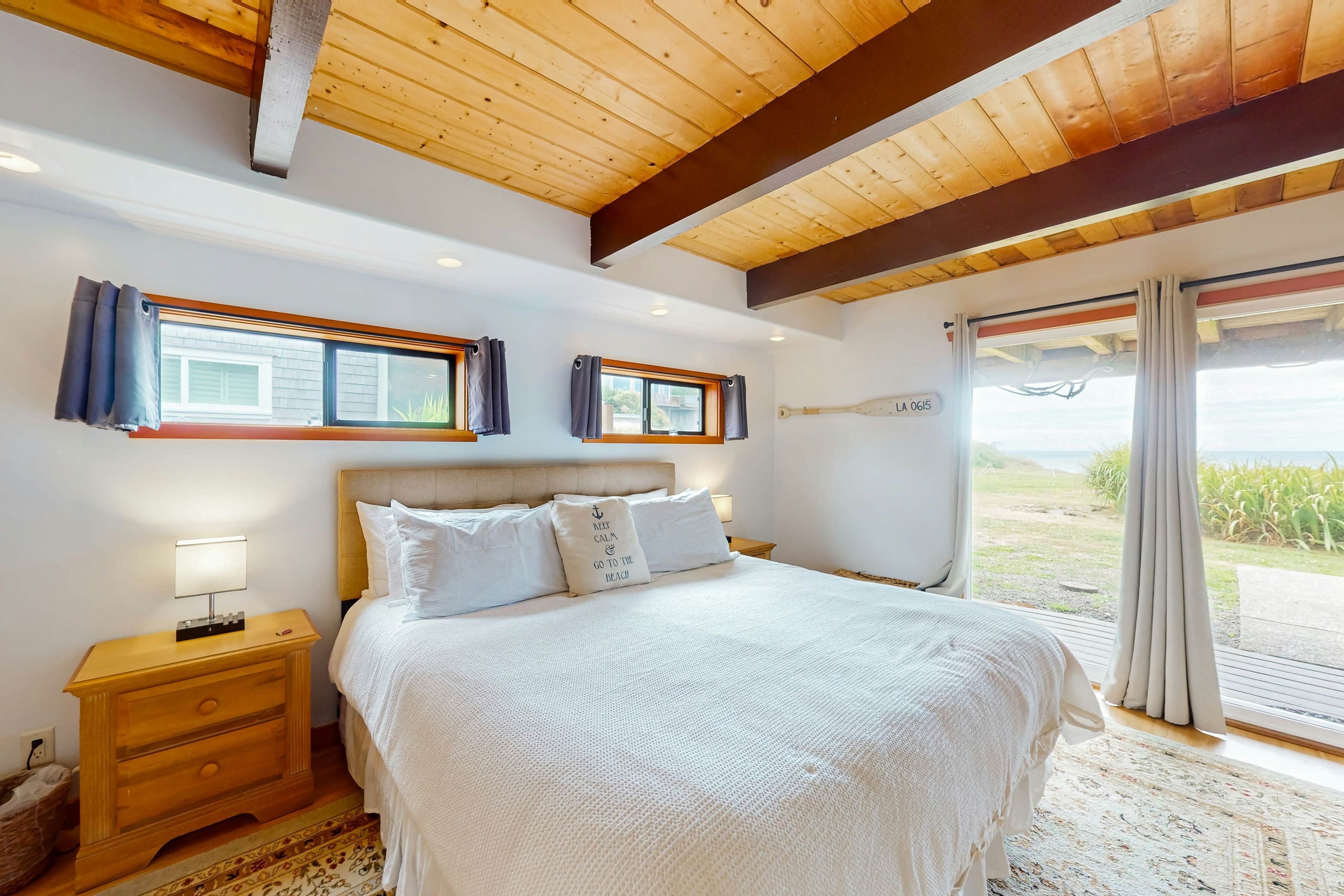 Oceanfront cottage with hot tub, beach access, fireplace & WiFi - Dog-friendly