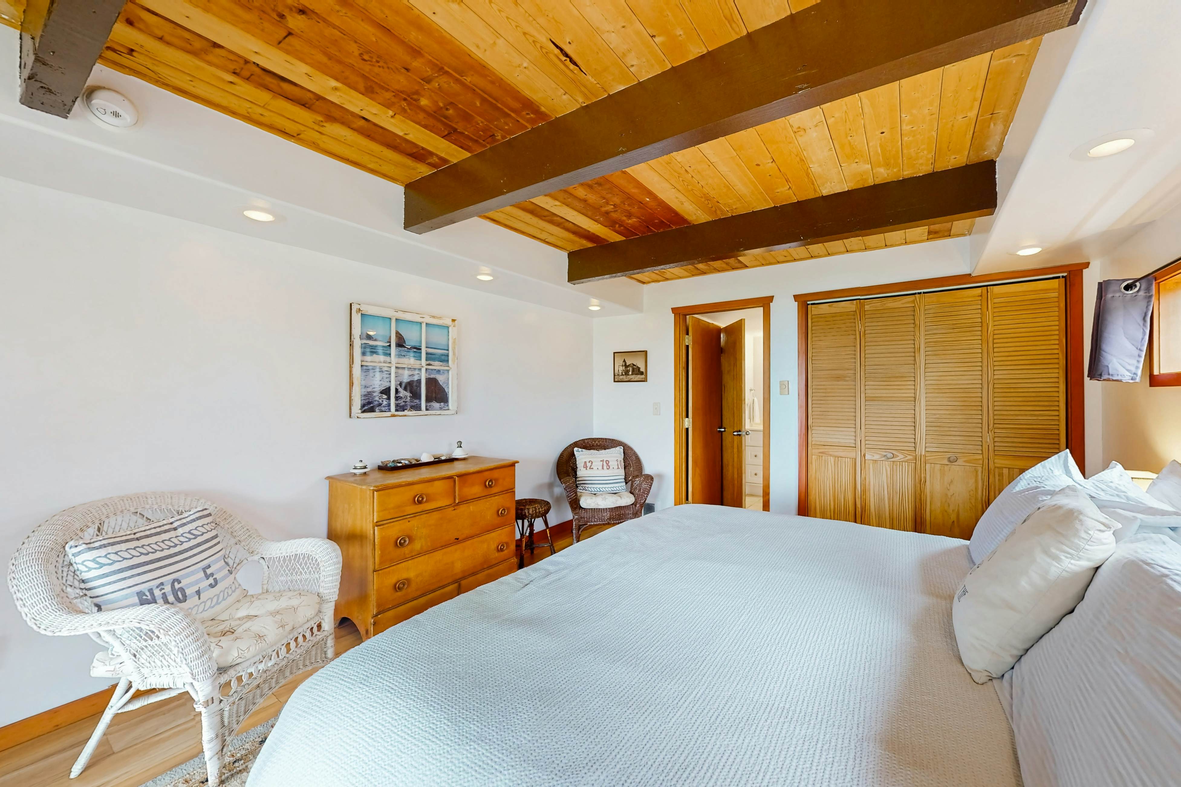 Oceanfront cottage with hot tub, beach access, fireplace & WiFi - Dog-friendly