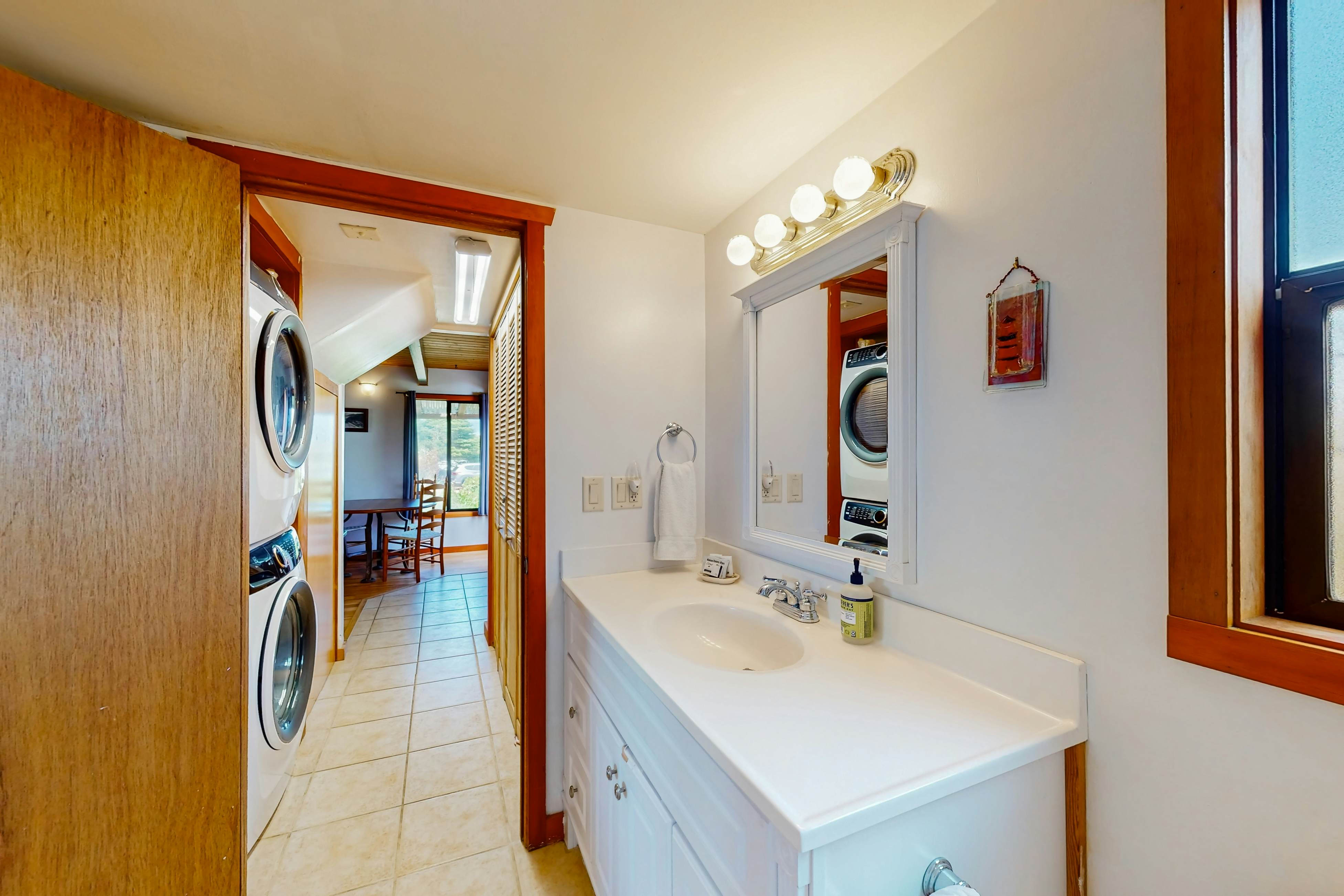 Oceanfront cottage with hot tub, beach access, fireplace & WiFi - Dog-friendly