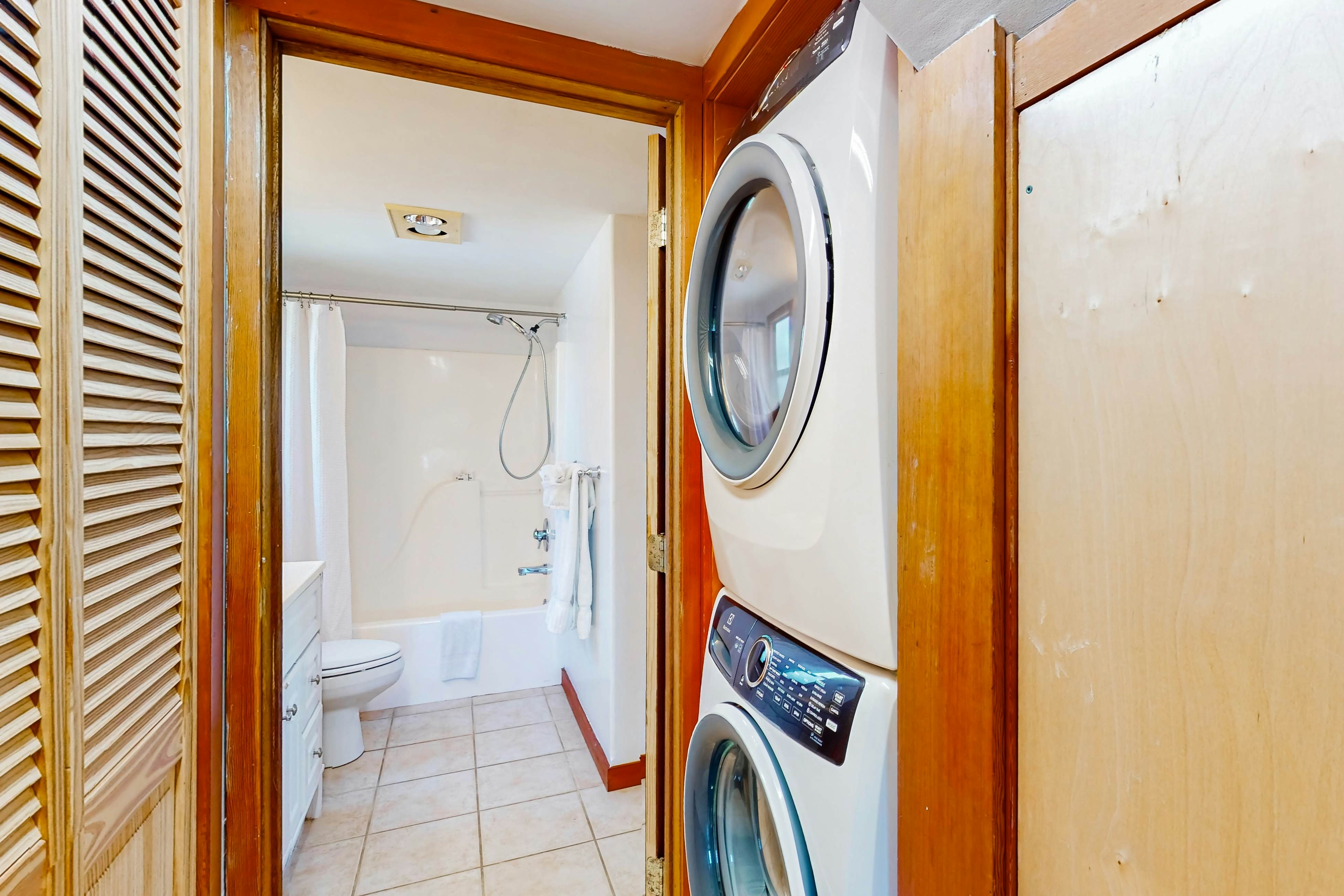 Oceanfront cottage with hot tub, beach access, fireplace & WiFi - Dog-friendly