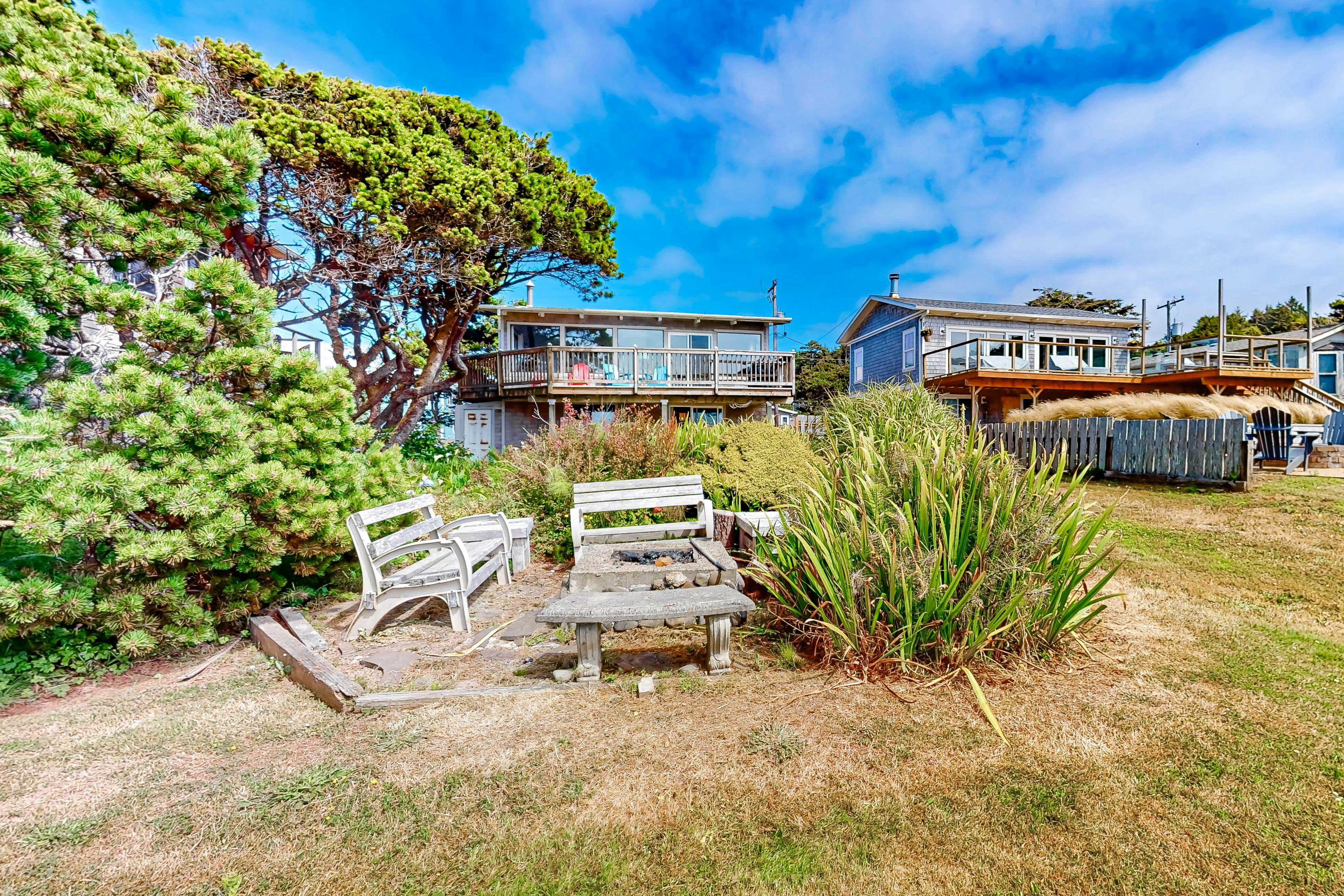 Oceanfront cottage with hot tub, beach access, fireplace & WiFi - Dog-friendly
