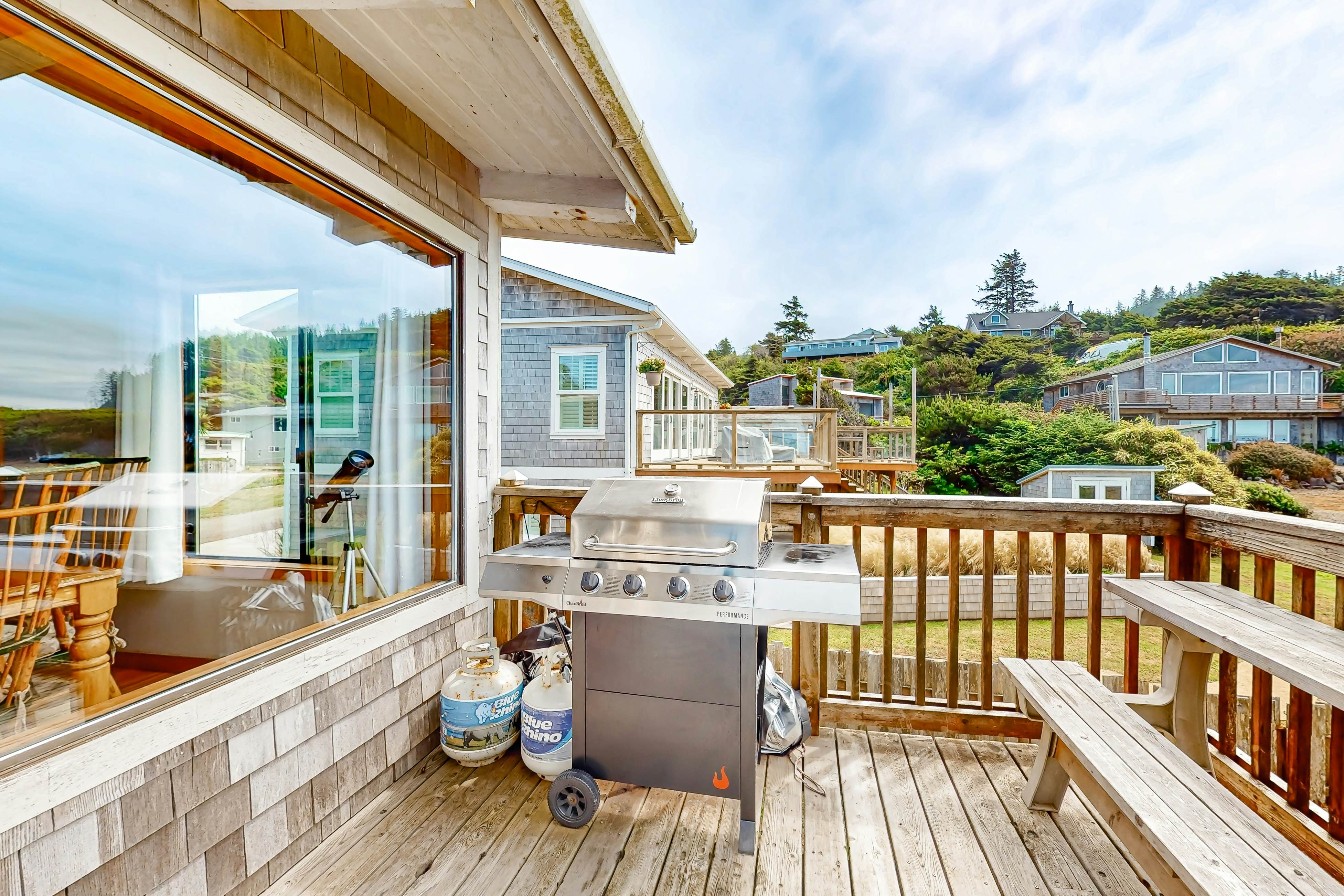 Oceanfront cottage with hot tub, beach access, fireplace & WiFi - Dog-friendly
