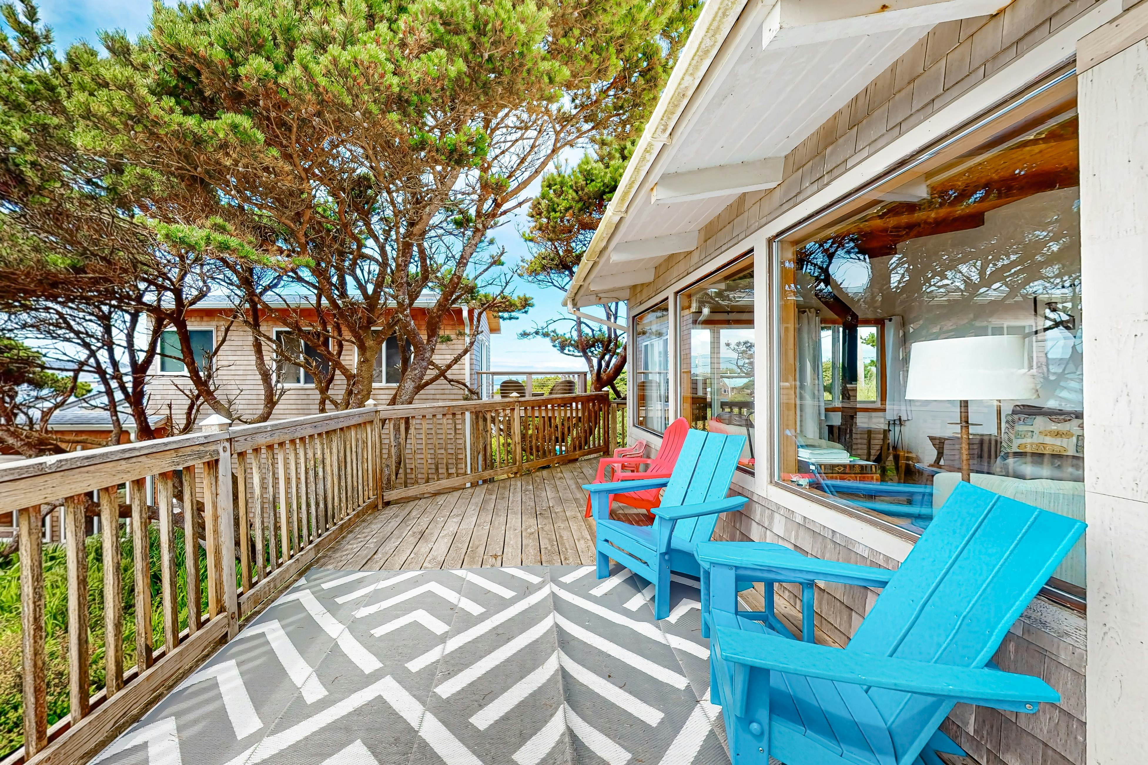Oceanfront cottage with hot tub, beach access, fireplace & WiFi - Dog-friendly