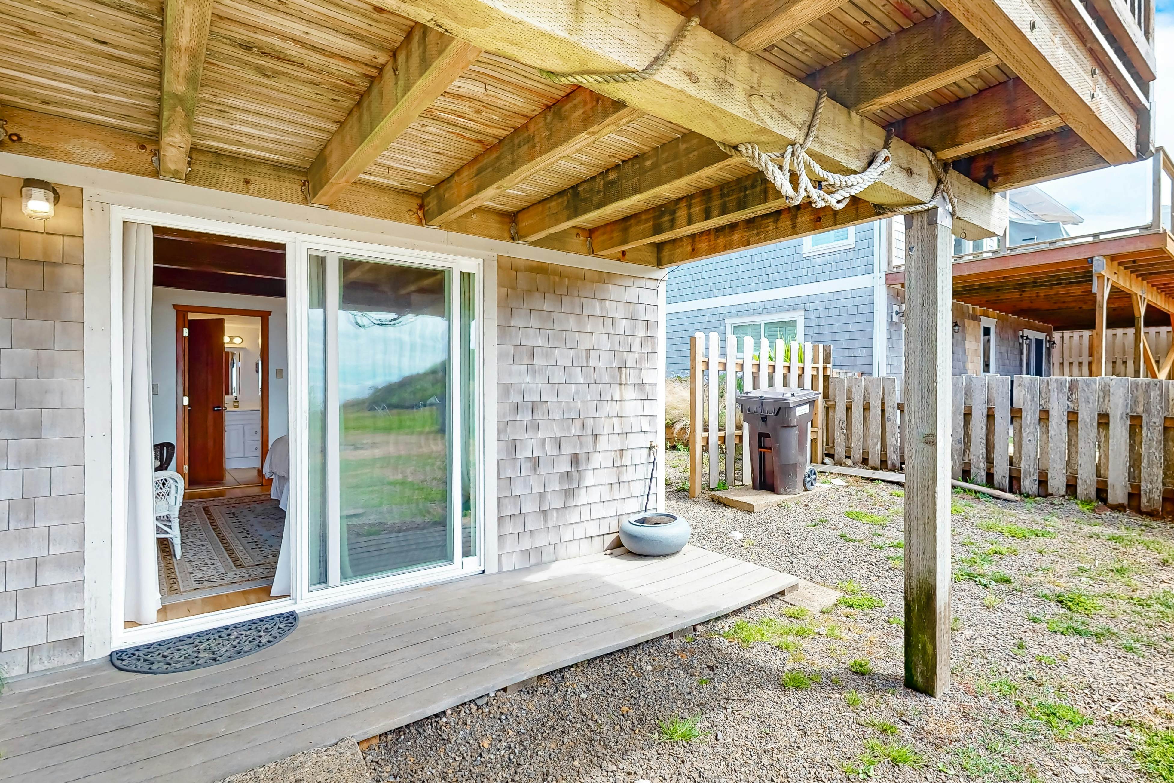 Oceanfront cottage with hot tub, beach access, fireplace & WiFi - Dog-friendly