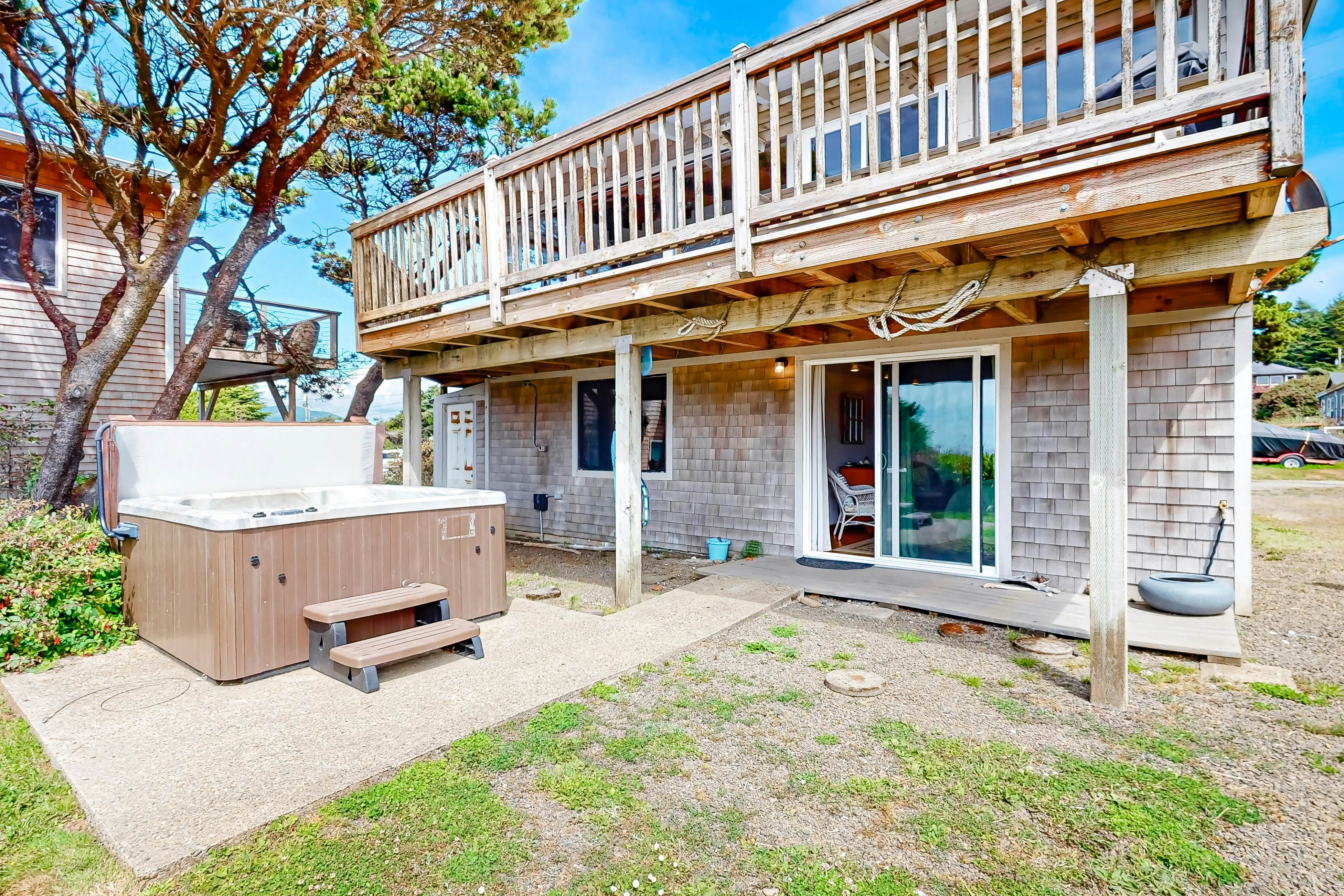 Oceanfront cottage with hot tub, beach access, fireplace & WiFi - Dog-friendly