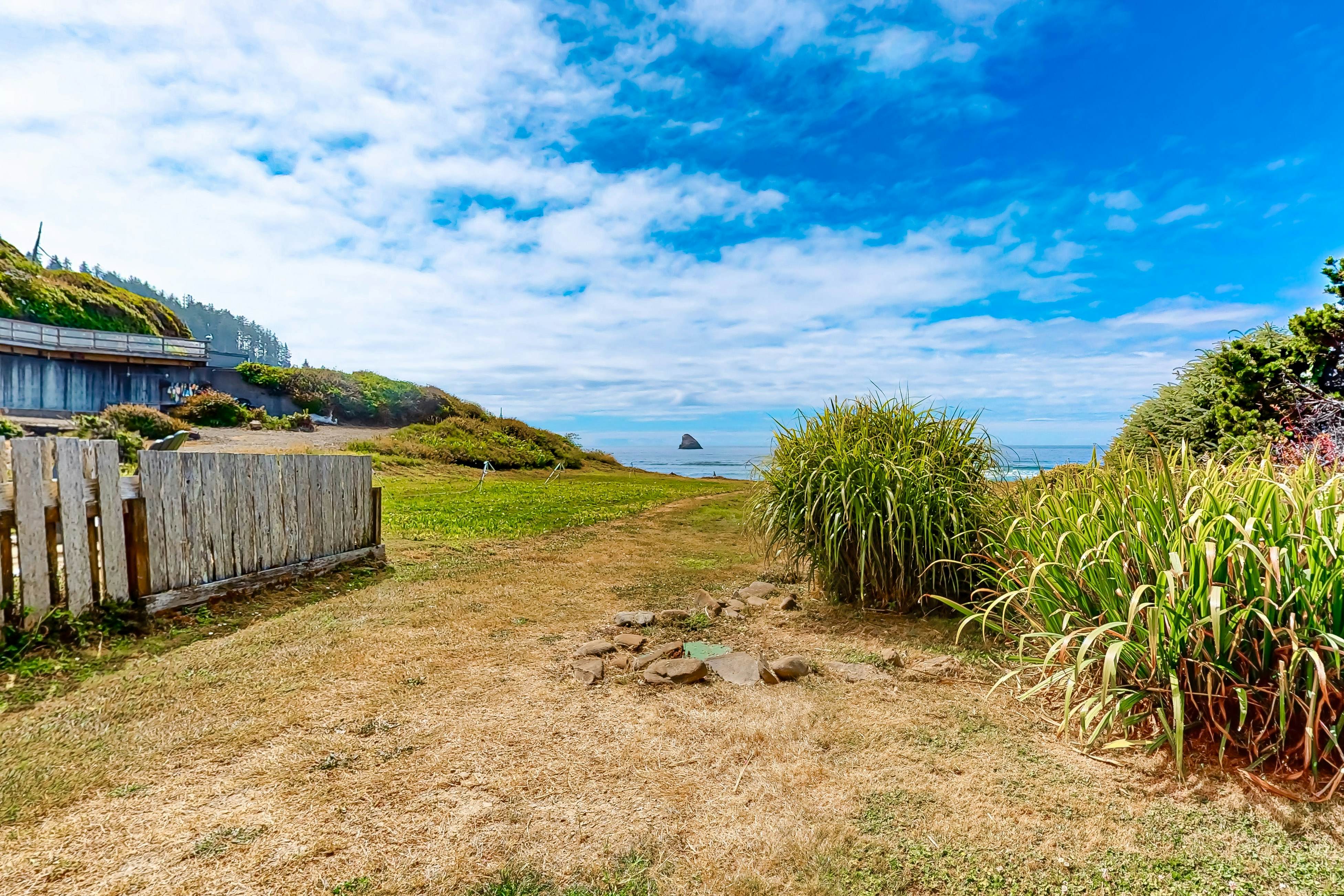 Oceanfront cottage with hot tub, beach access, fireplace & WiFi - Dog-friendly