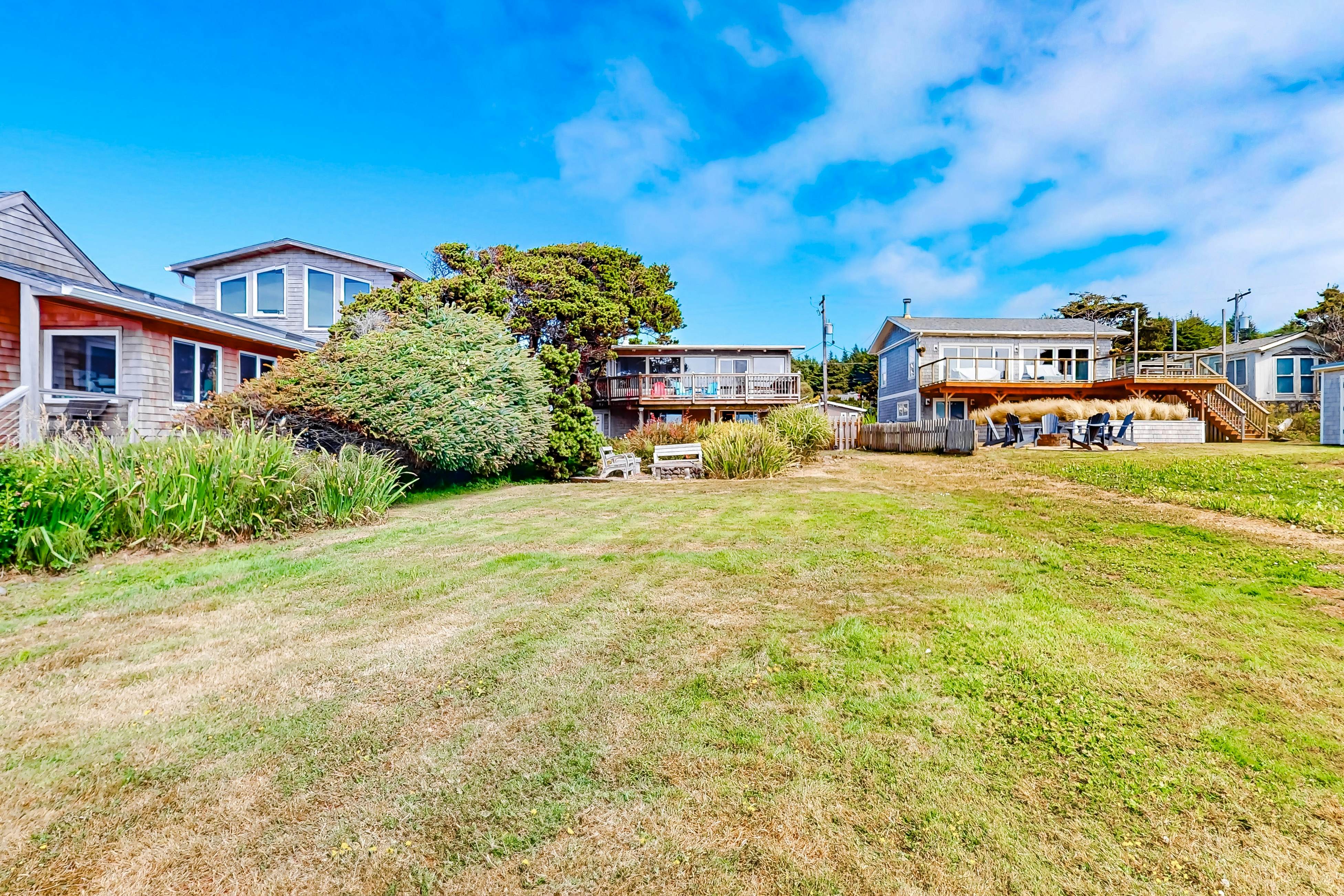 Oceanfront cottage with hot tub, beach access, fireplace & WiFi - Dog-friendly