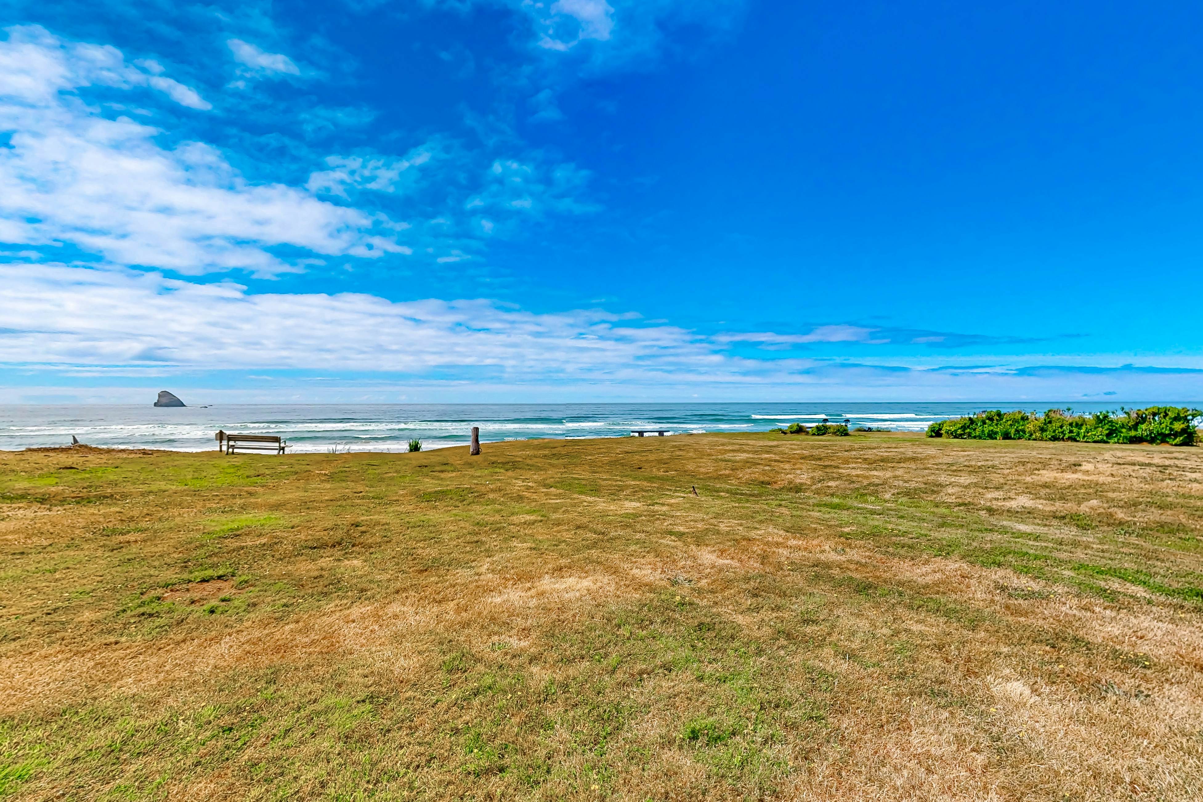 Oceanfront cottage with hot tub, beach access, fireplace & WiFi - Dog-friendly