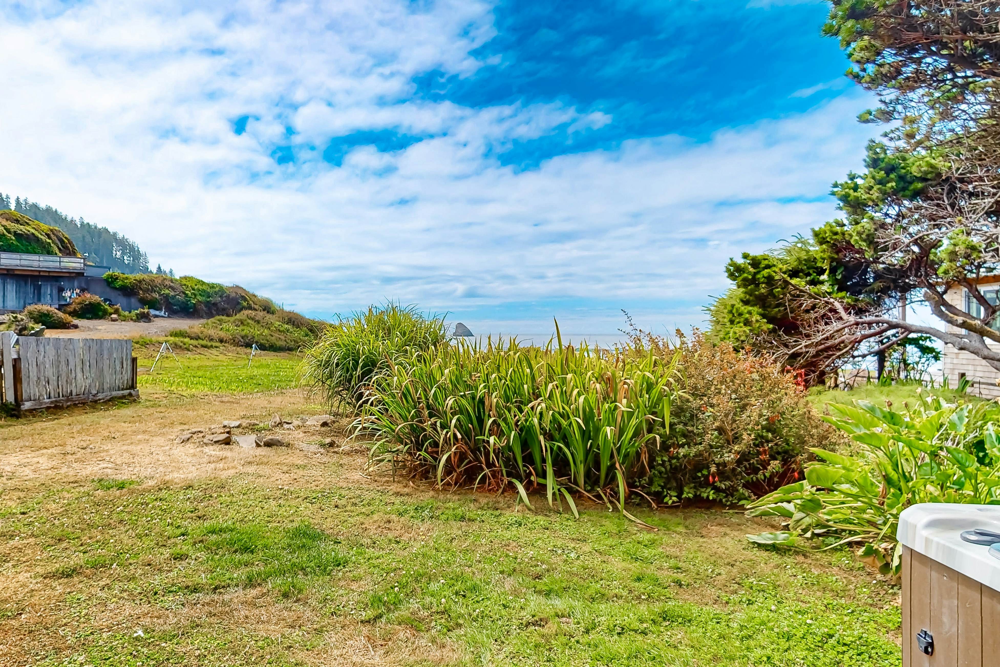Oceanfront cottage with hot tub, beach access, fireplace & WiFi - Dog-friendly