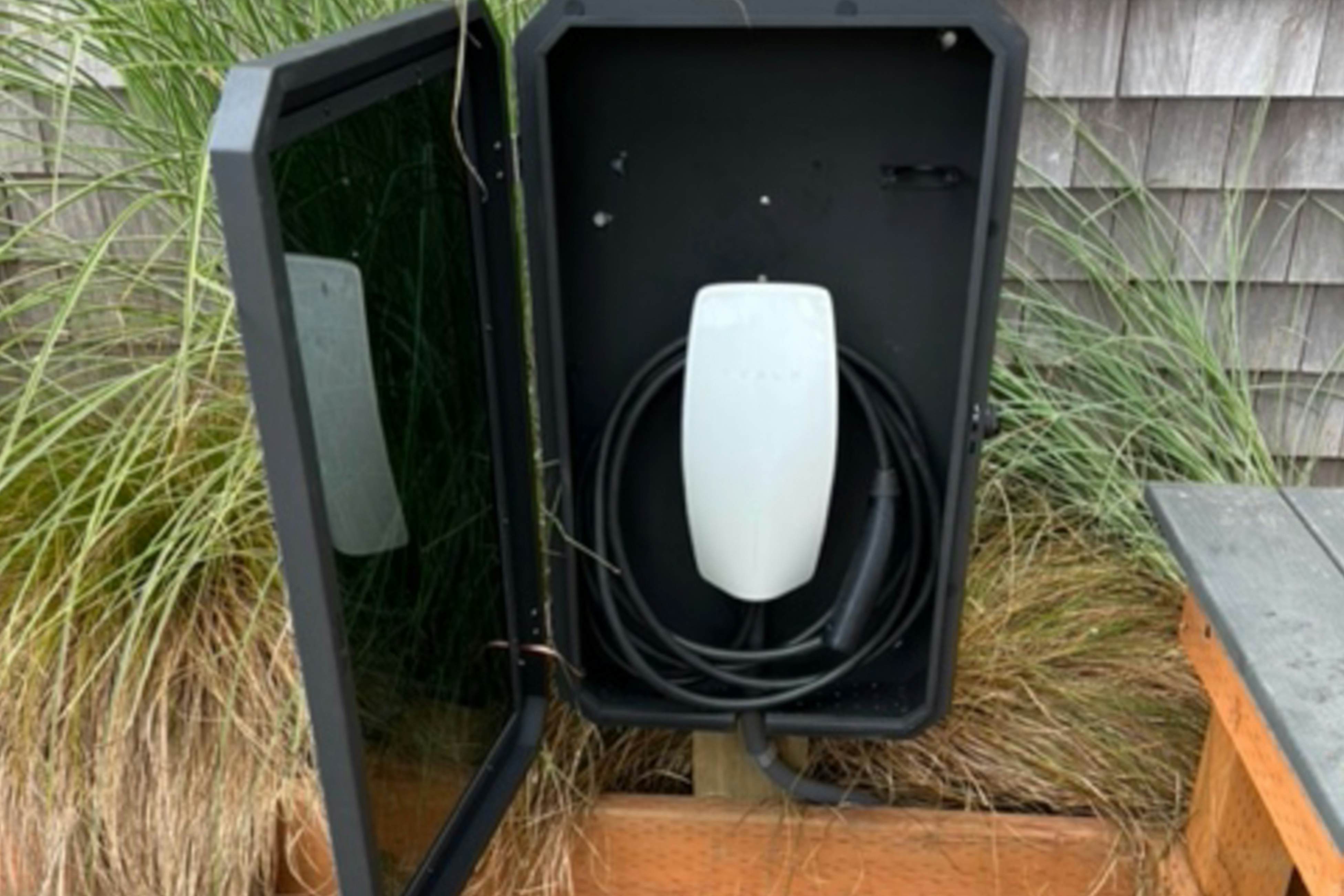 Oceanfront cottage with hot tub, beach access, fireplace & WiFi - Dog-friendly