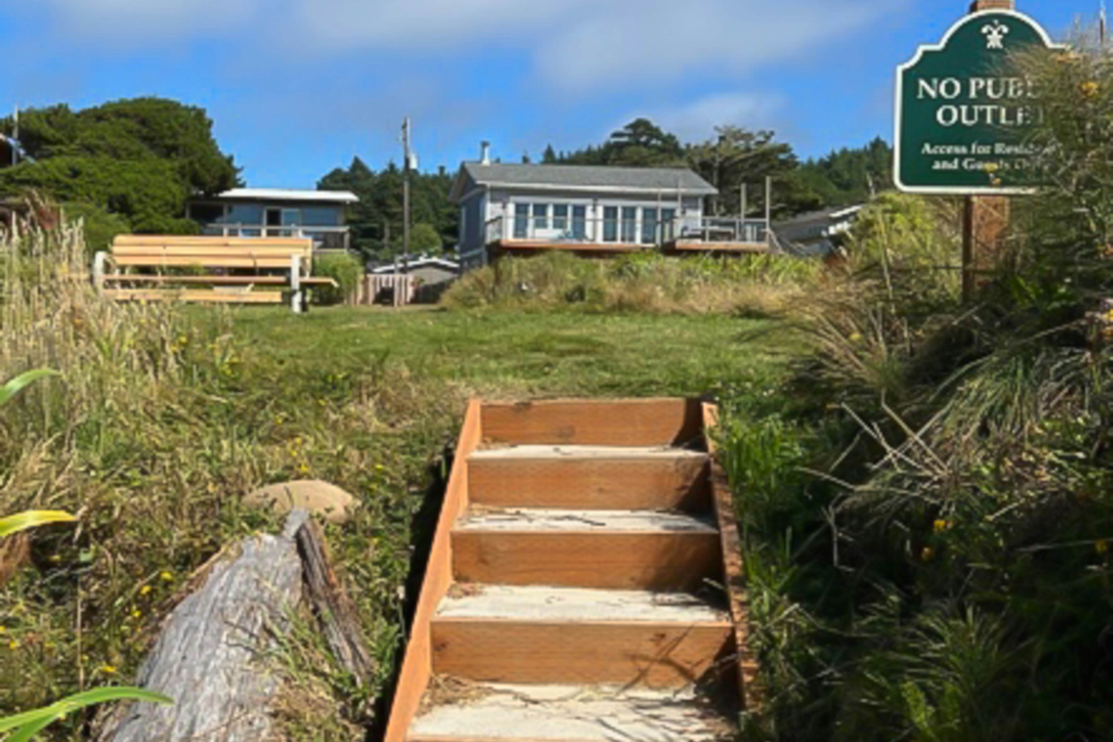 Oceanfront cottage with hot tub, beach access, fireplace & WiFi - Dog-friendly