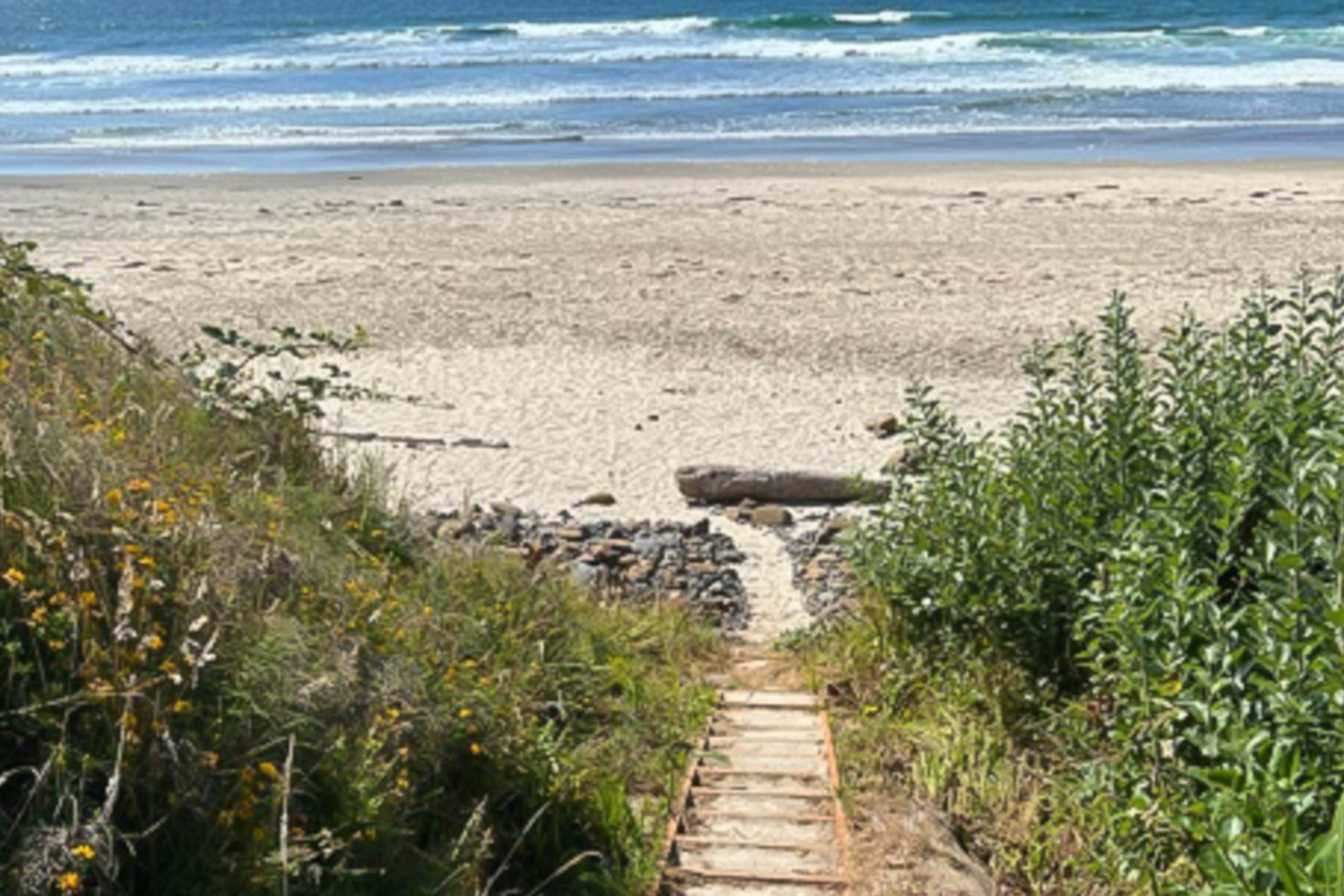 Oceanfront cottage with hot tub, beach access, fireplace & WiFi - Dog-friendly