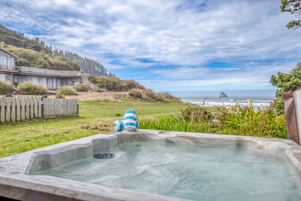 Oceanfront cottage with hot tub beach access fireplace and WiFi Dog friendly