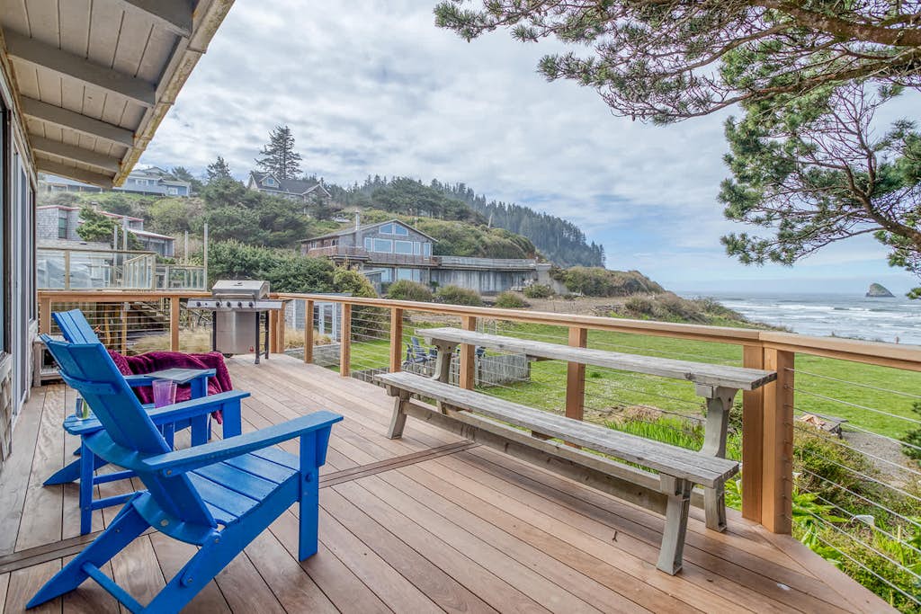 Oceanfront cottage with hot tub beach access fireplace and WiFi Dog friendly