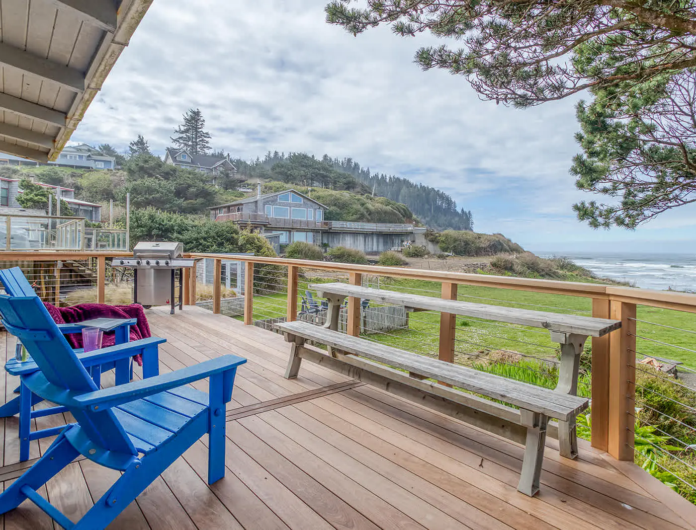 Oceanfront cottage with hot tub beach access fireplace and WiFi Dog friendly