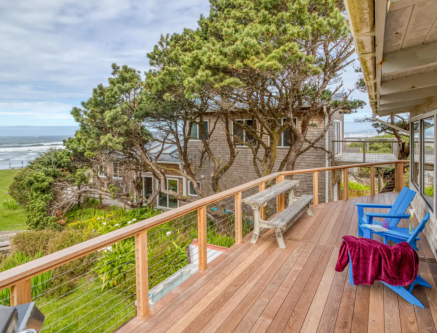 Oceanfront cottage with hot tub beach access fireplace and WiFi Dog friendly
