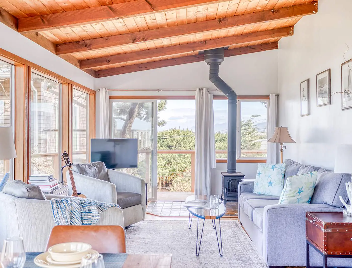 Oceanfront cottage with hot tub beach access fireplace and WiFi Dog friendly