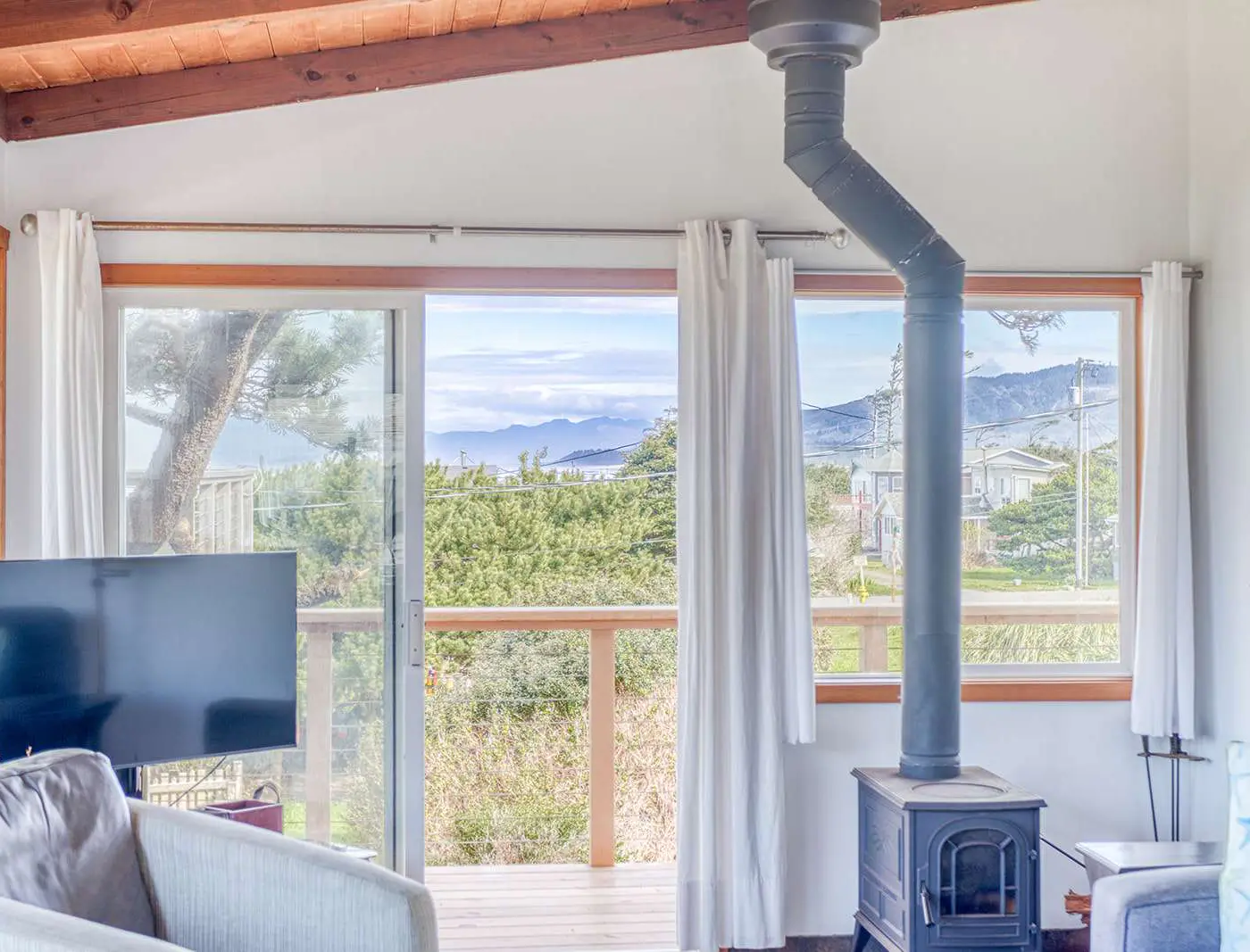 Oceanfront cottage with hot tub beach access fireplace and WiFi Dog friendly