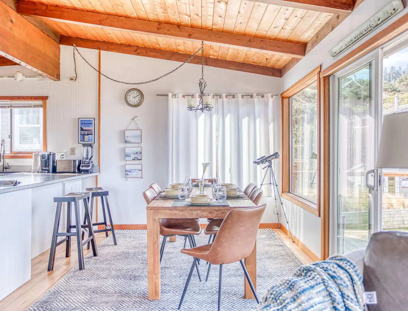 Oceanfront cottage with hot tub beach access fireplace and WiFi Dog friendly