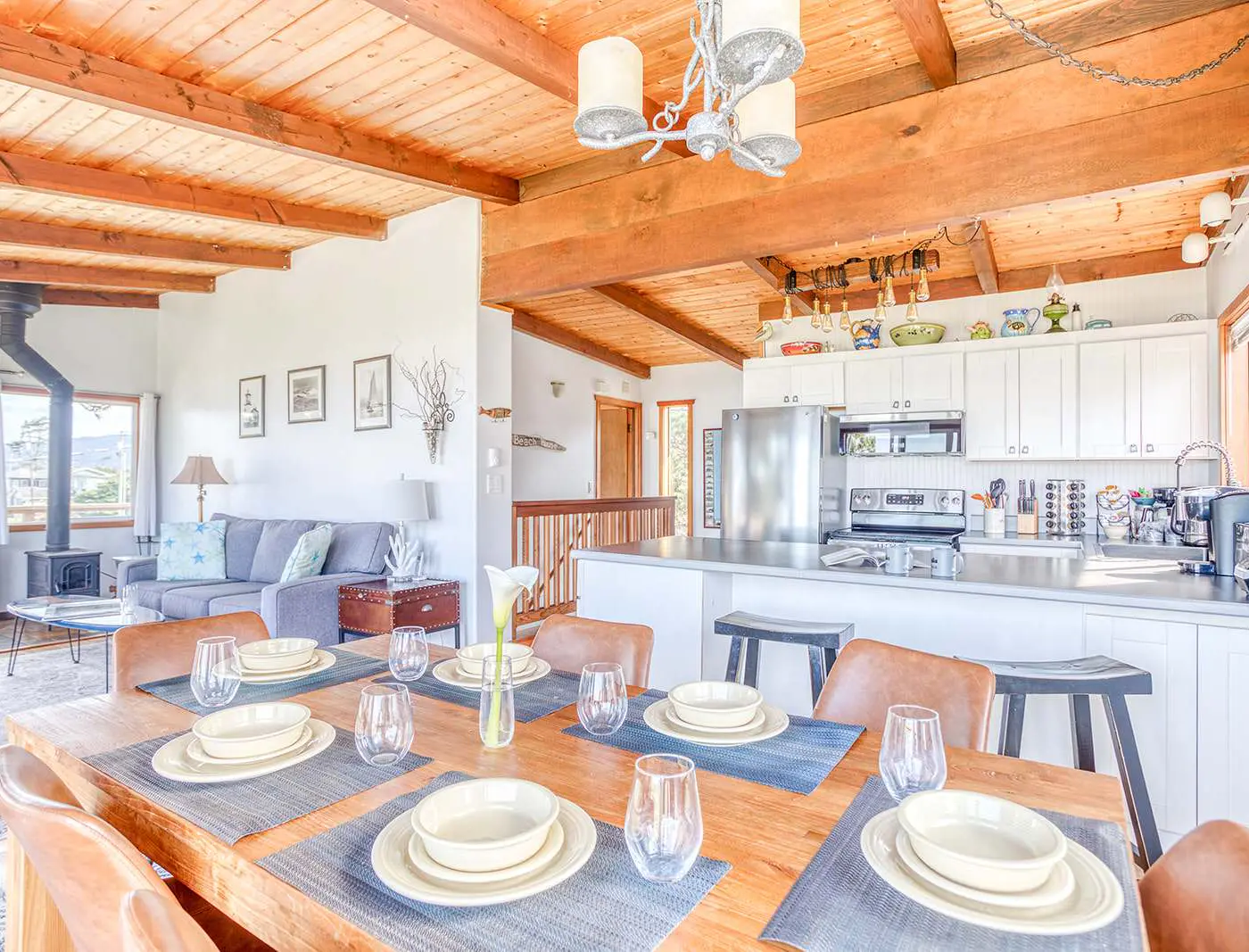 Oceanfront cottage with hot tub beach access fireplace and WiFi Dog friendly