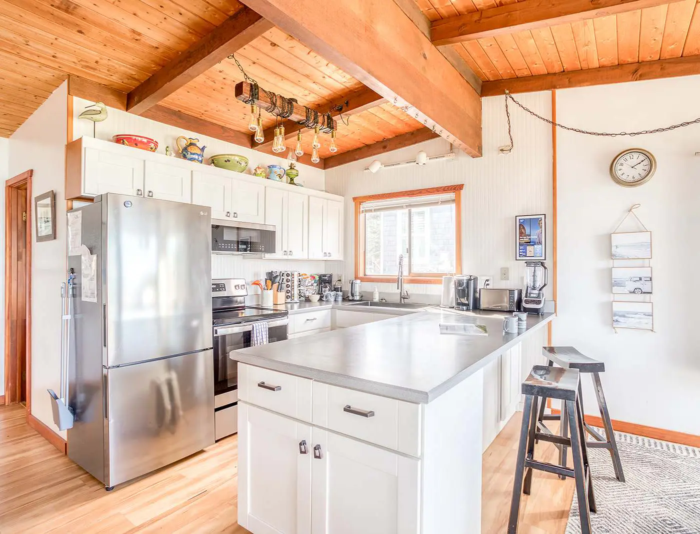 Oceanfront cottage with hot tub beach access fireplace and WiFi Dog friendly