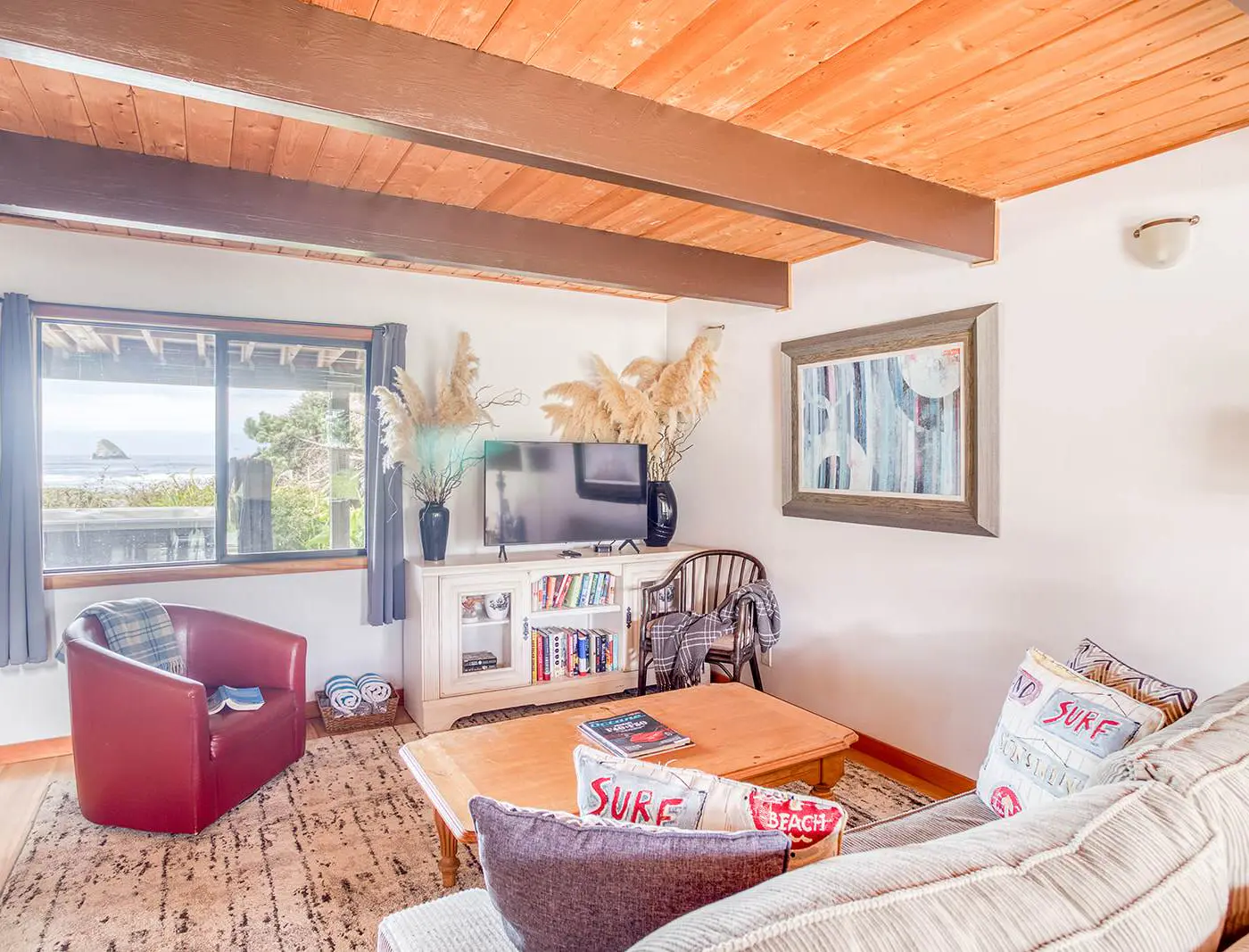 Oceanfront cottage with hot tub beach access fireplace and WiFi Dog friendly