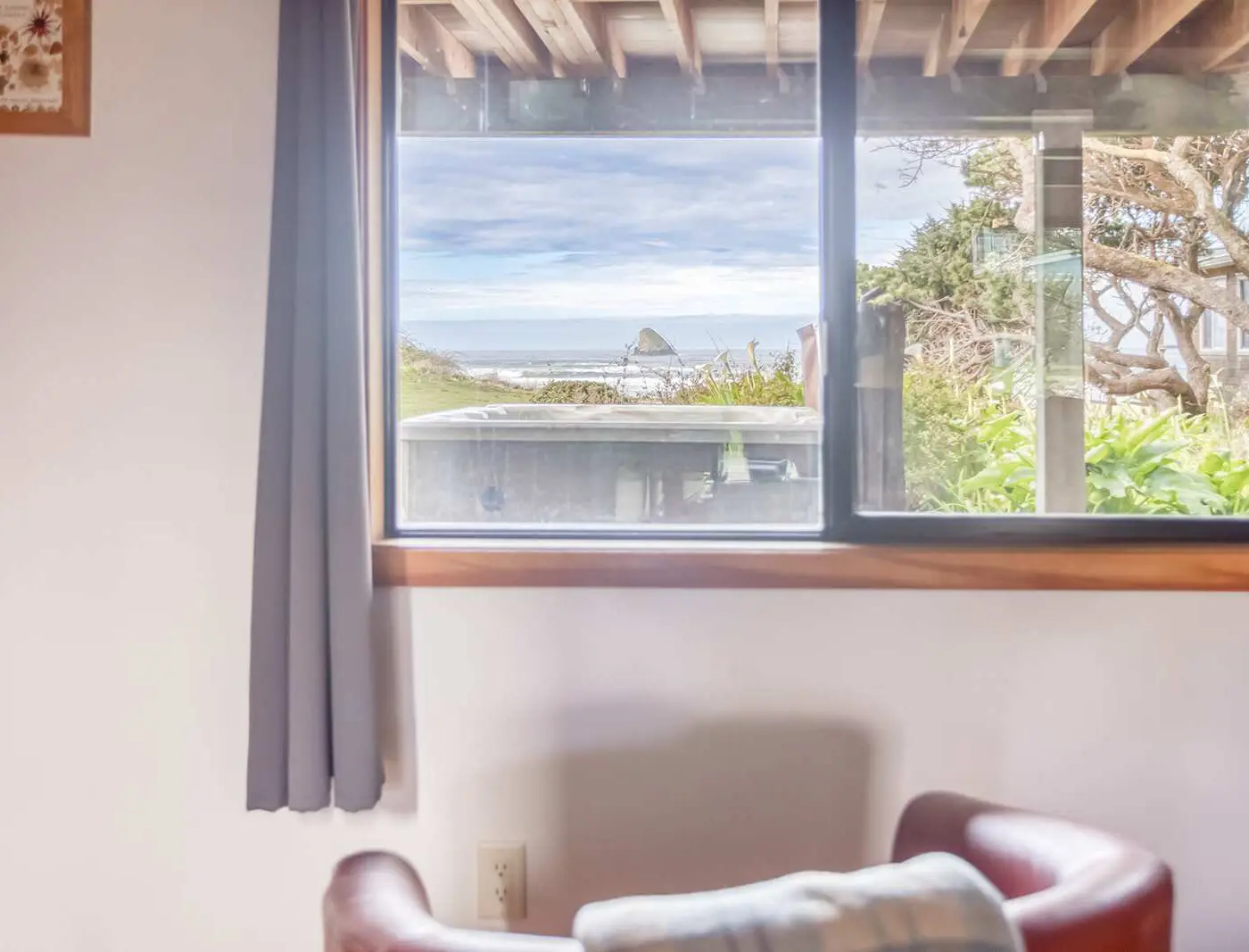 Oceanfront cottage with hot tub beach access fireplace and WiFi Dog friendly