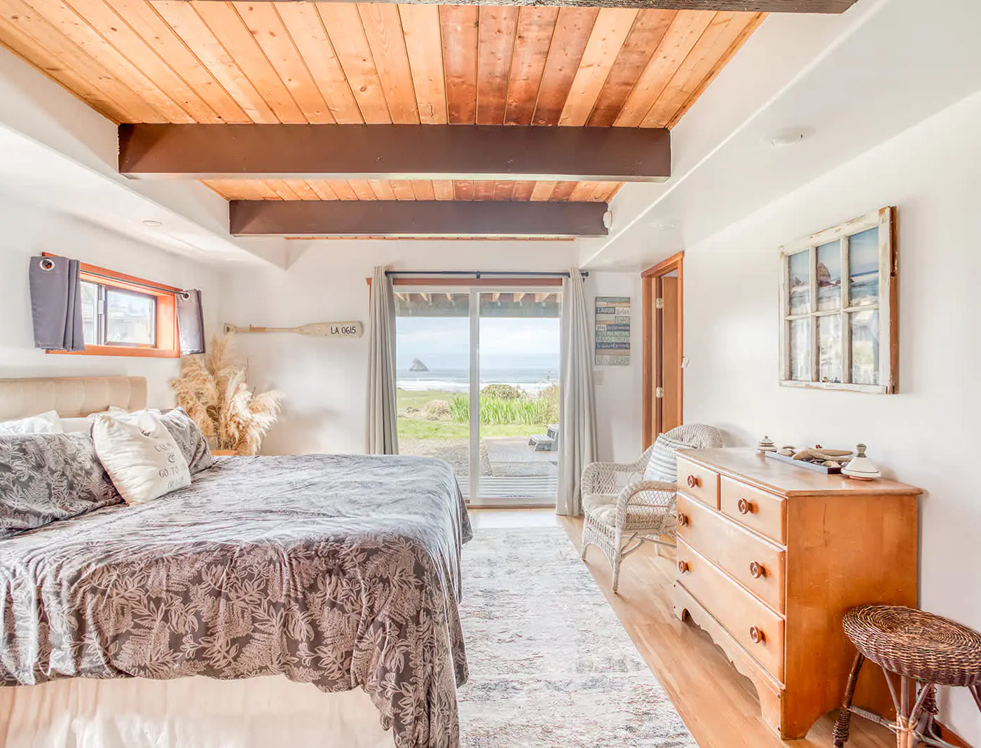 Oceanfront cottage with hot tub beach access fireplace and WiFi Dog friendly