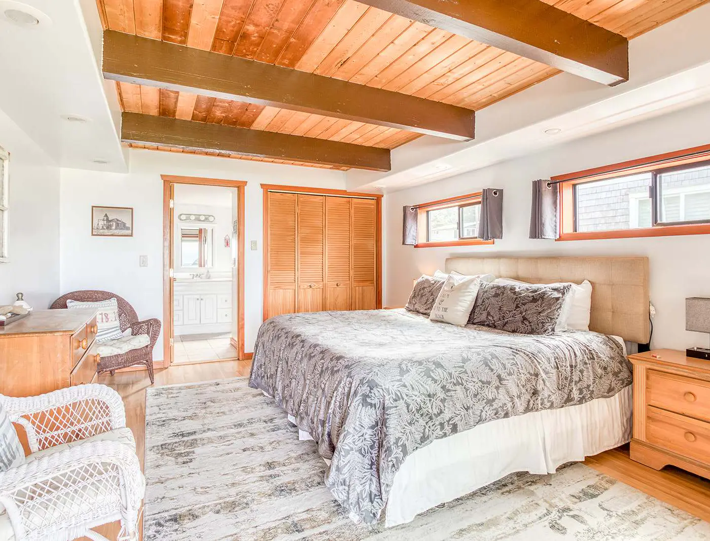 Oceanfront cottage with hot tub beach access fireplace and WiFi Dog friendly